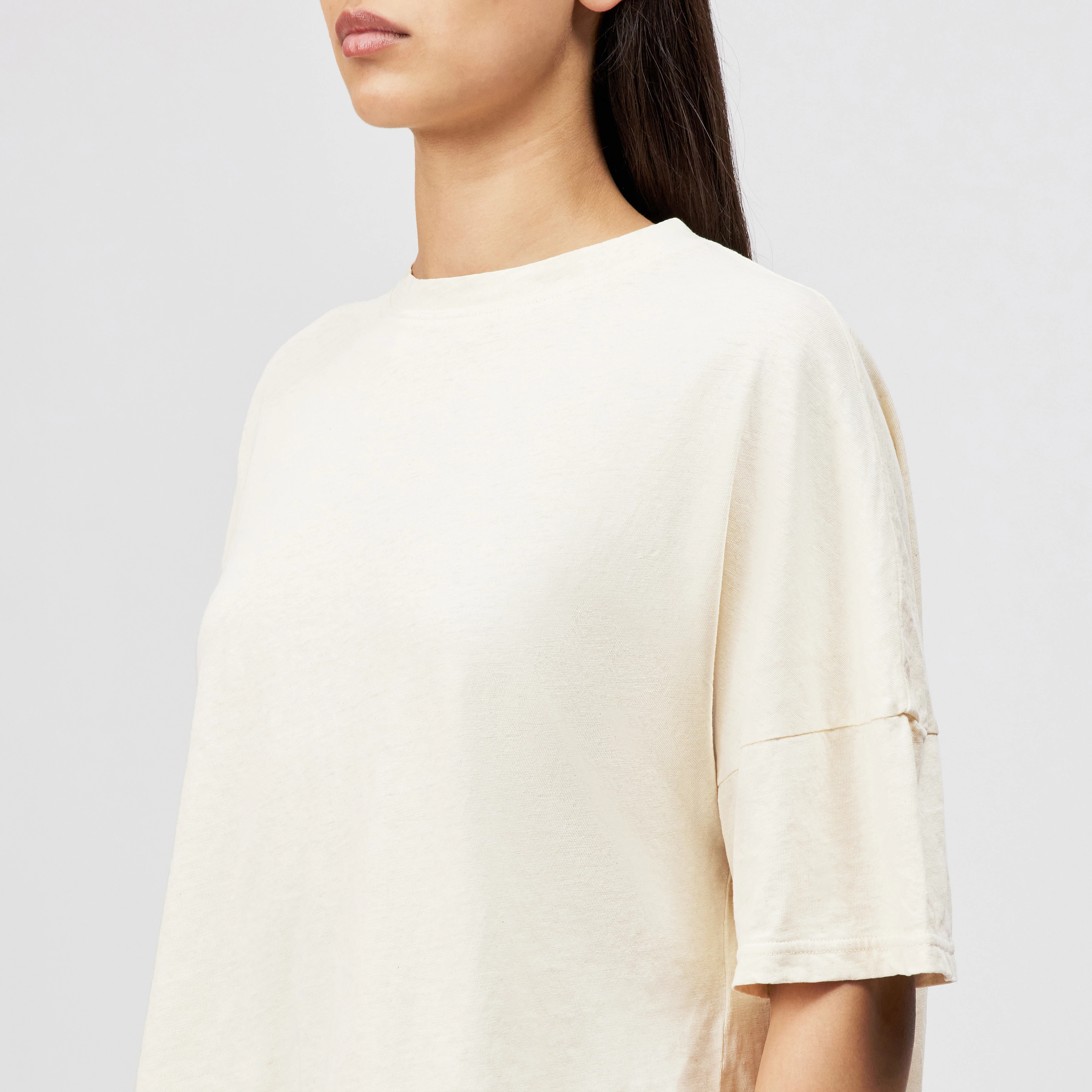 FIONNA - T-shirt with flounce in linen-cotton blend - women - off white - Detailansicht am Model