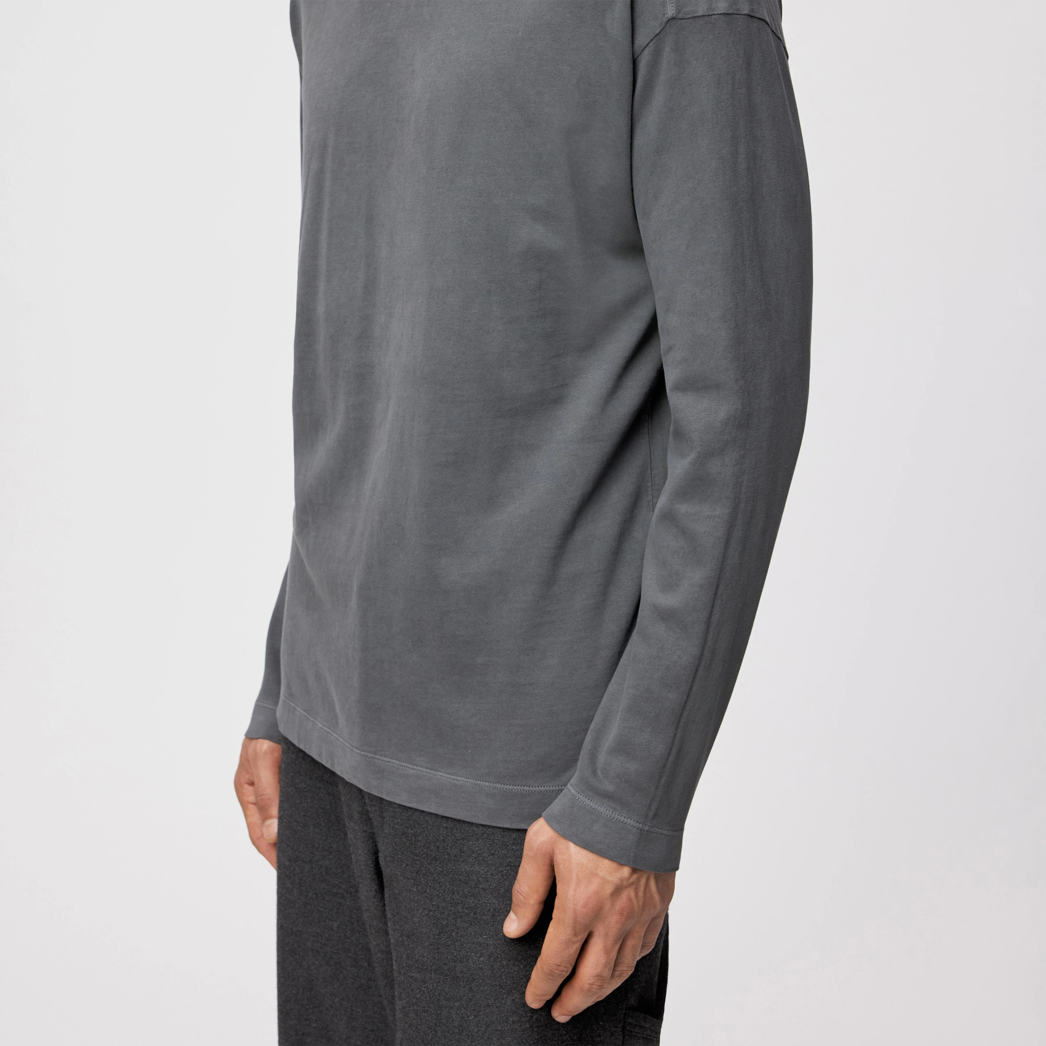MARRIO - Longsleeve in gewaschener Optik - Herren - grau - Detailansicht am Model