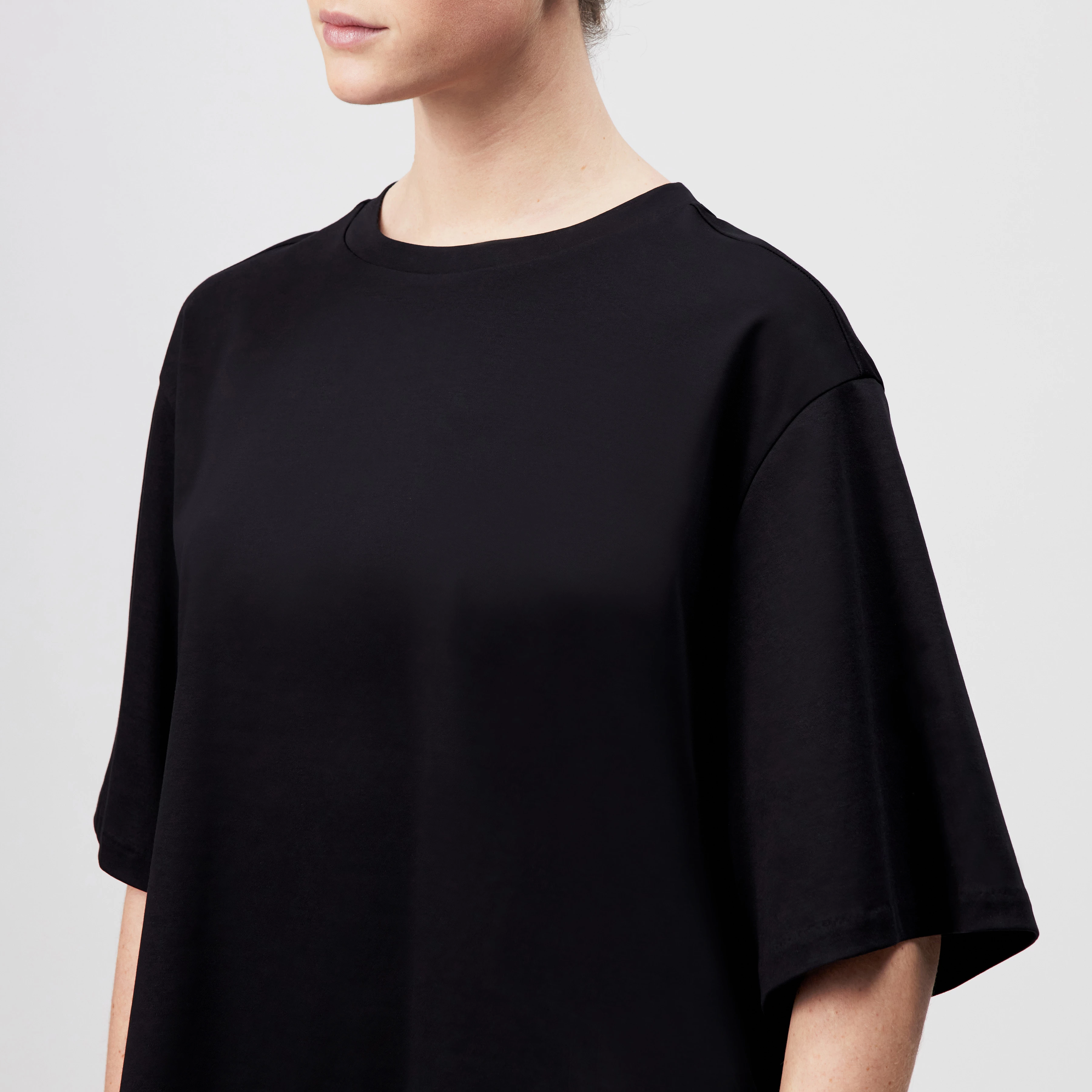 PINARA - Boxy oversized T-shirt in pure cotton - women - black - Detailansicht am Model