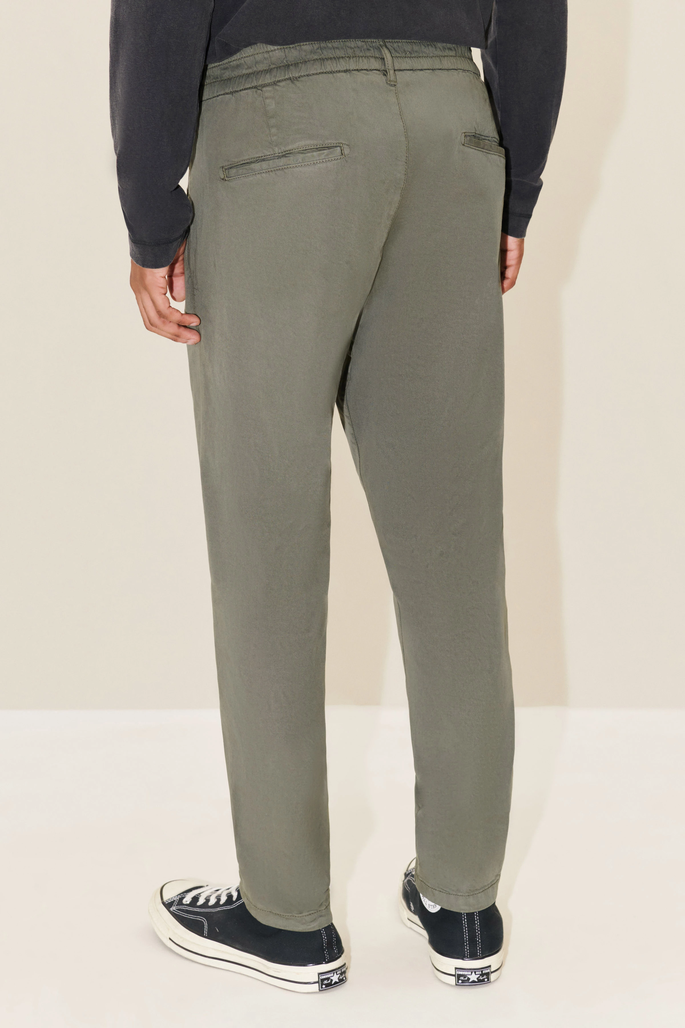 CHASY - Casual Hose mit Bundfalte aus Lyocell-Baumwoll-Twill - Herren - grün - Rückansicht