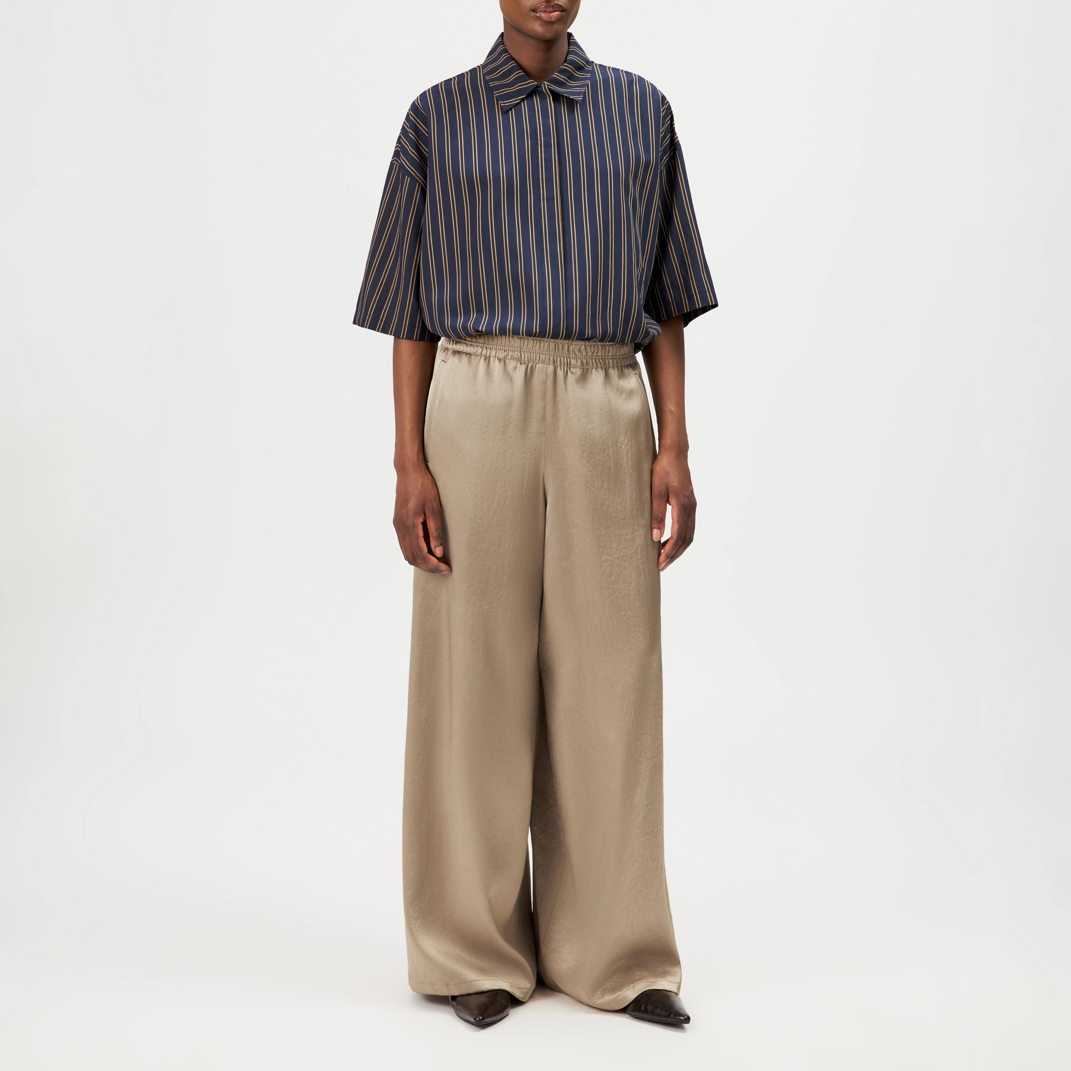 CEILING - Pantalon large en satin fluide - women - marron - Ganzkörper-Frontansicht