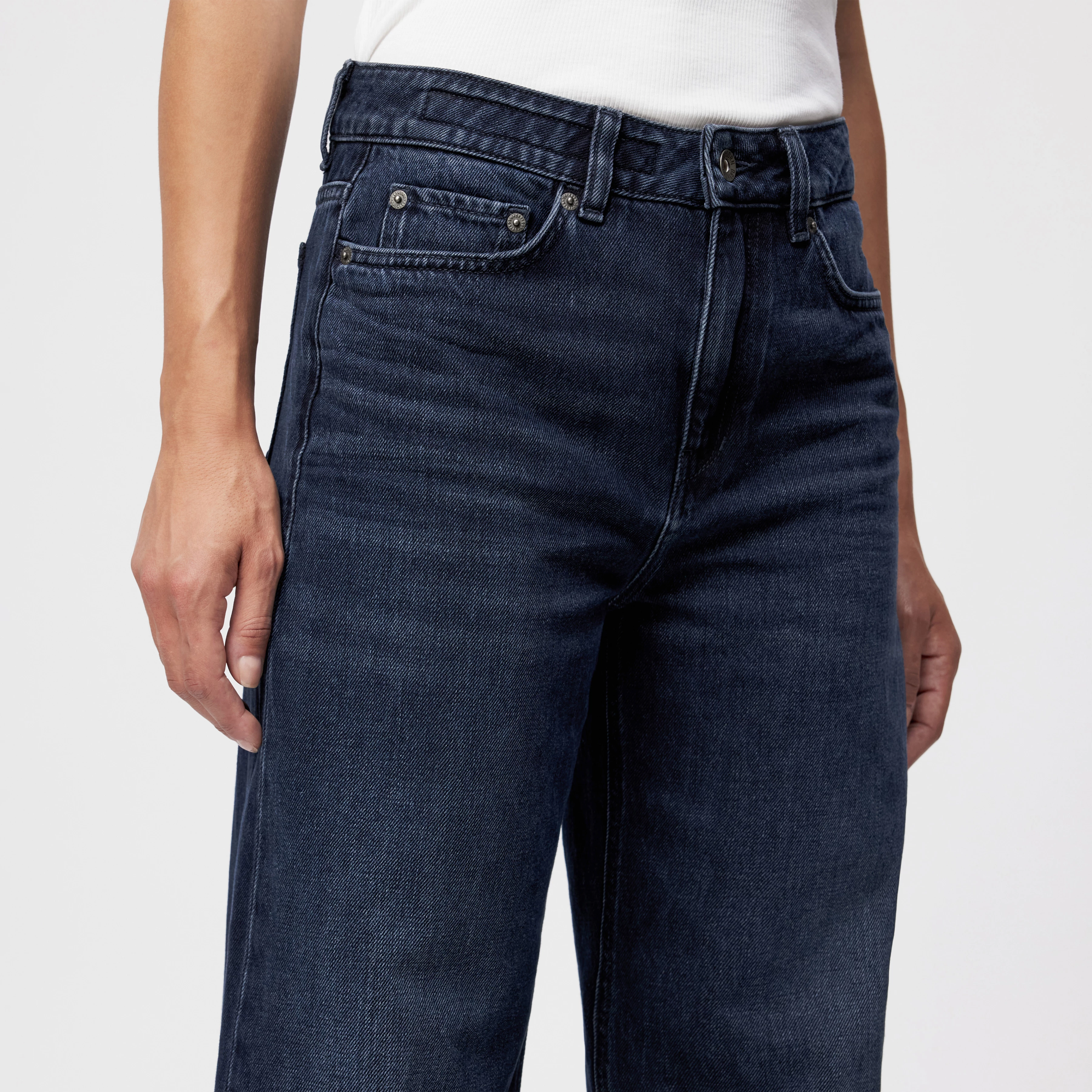 MEDLEY - Mid-Waist Jeans in Dark-Blue Denim - Damen - blau - Detailansicht am Model