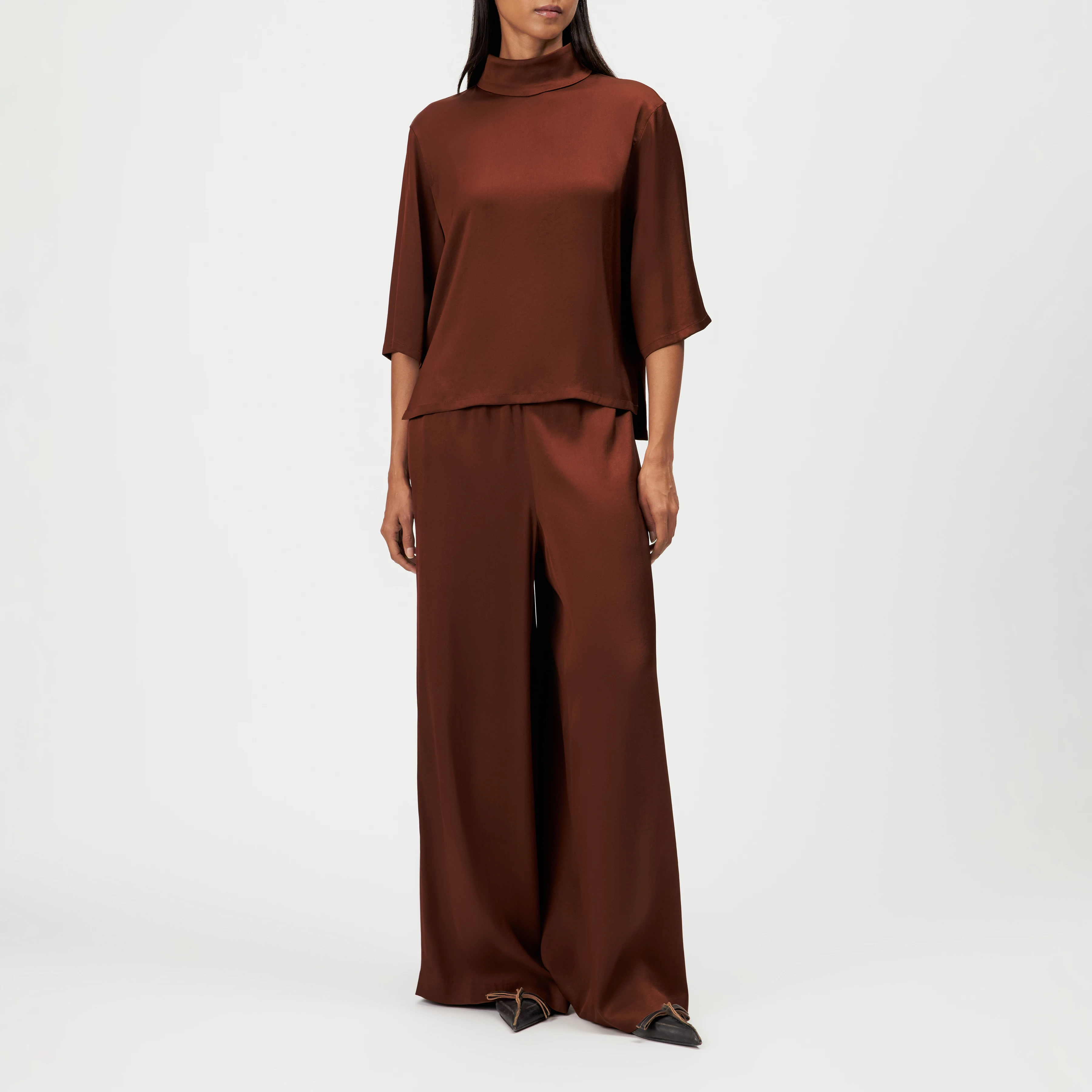 ALETIA - Blouse col montant en satin - women - marron - Ganzkörper-Frontansicht
