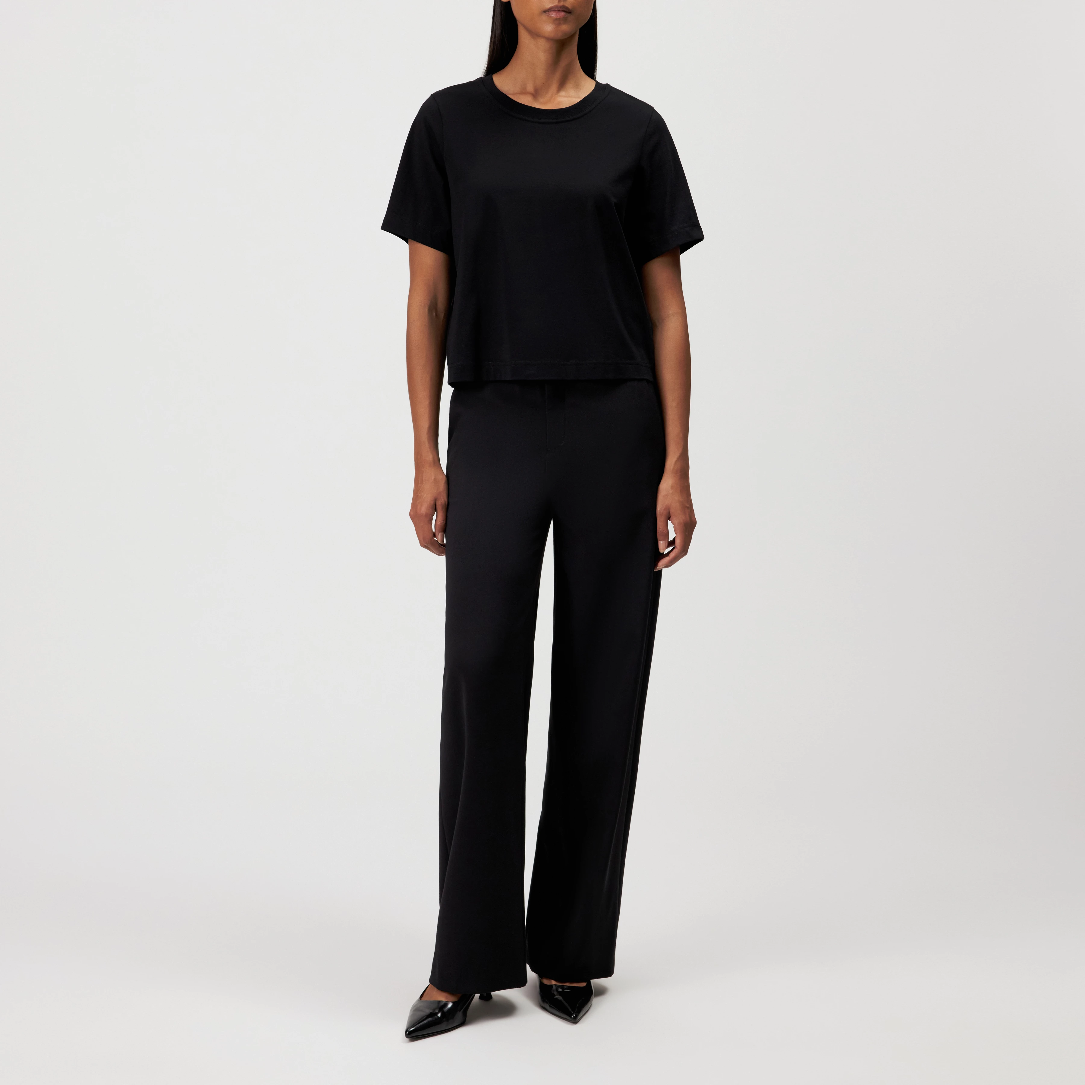 QIRA - Regular fit T-shirt in pure cotton - women - black - Ganzkörper-Frontansicht