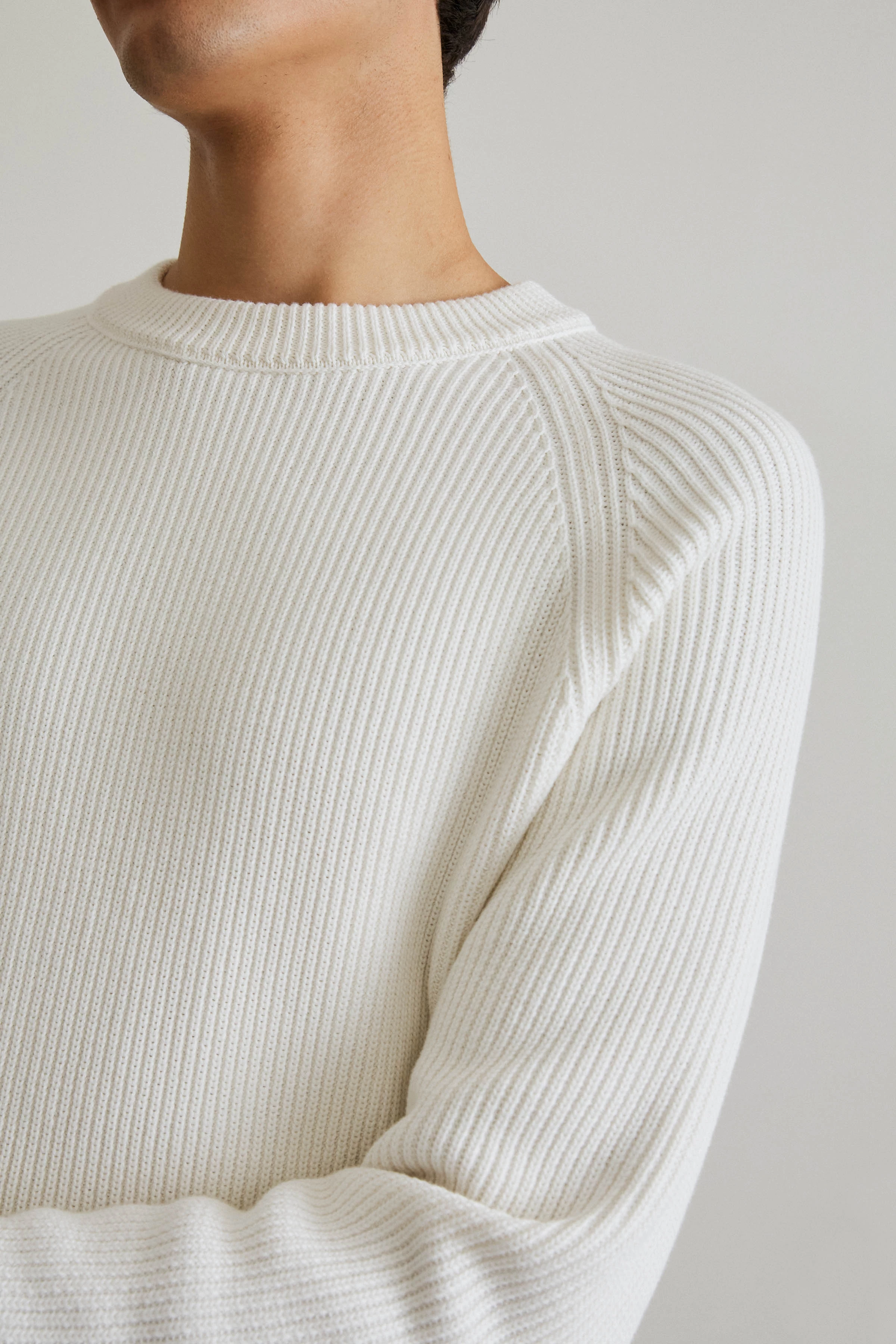 AARON - raglan cotton pullover - men - off white - Detailansicht am Model