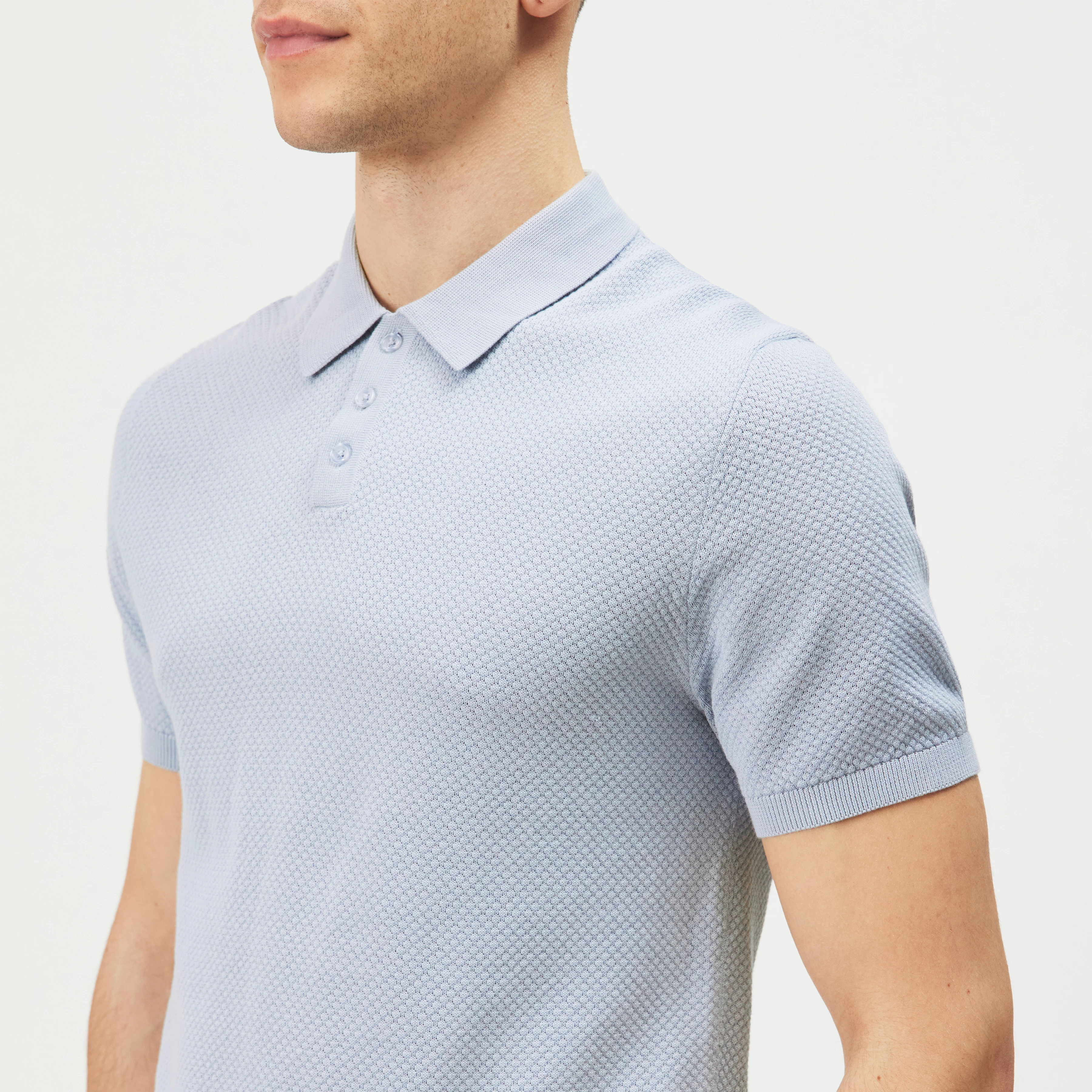 TRITON - Polo en coton - men - bleu - Detailansicht am Model