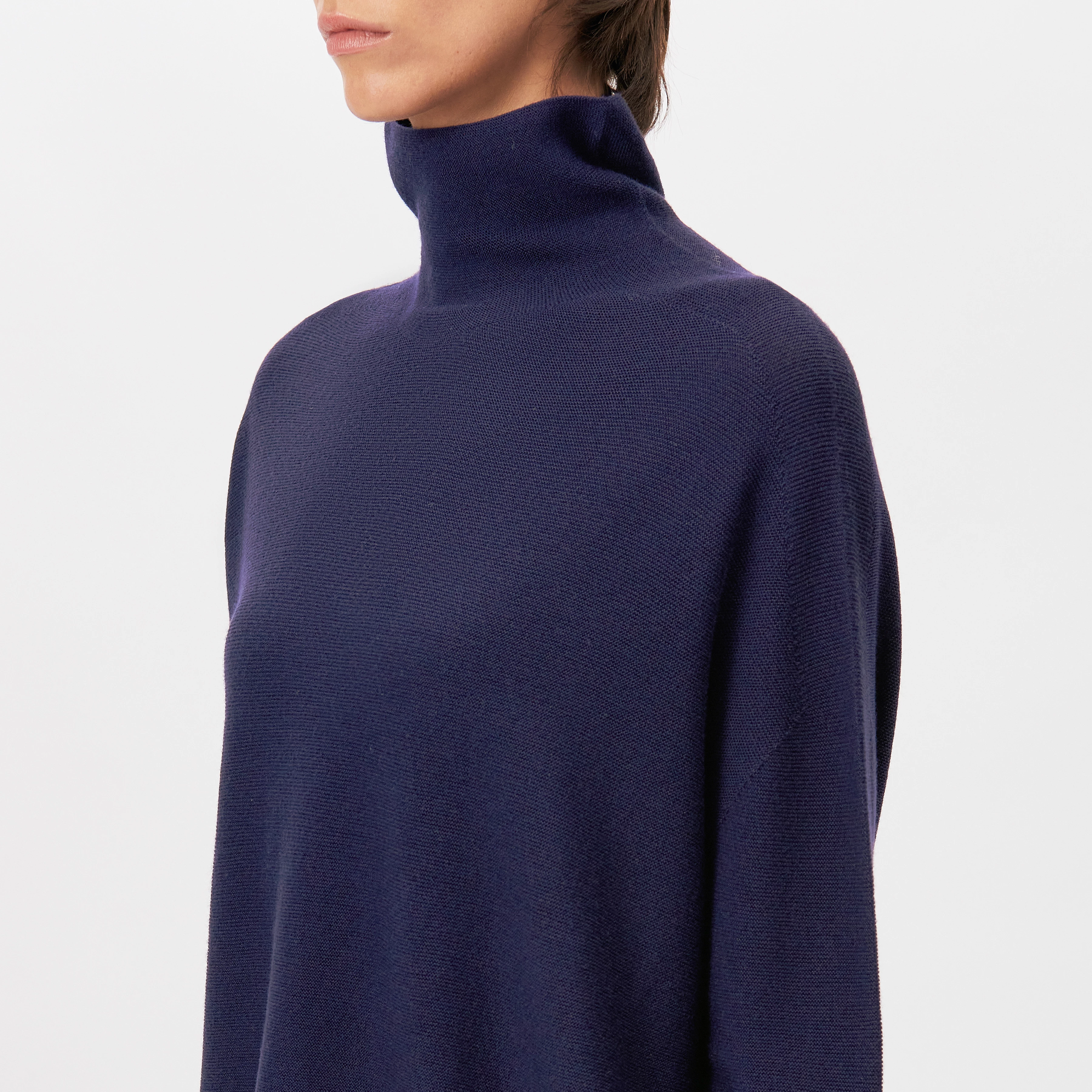 LIORA - Egg-shape turtleneck jumper in 100% merino wool - women - blue - Detailansicht am Model