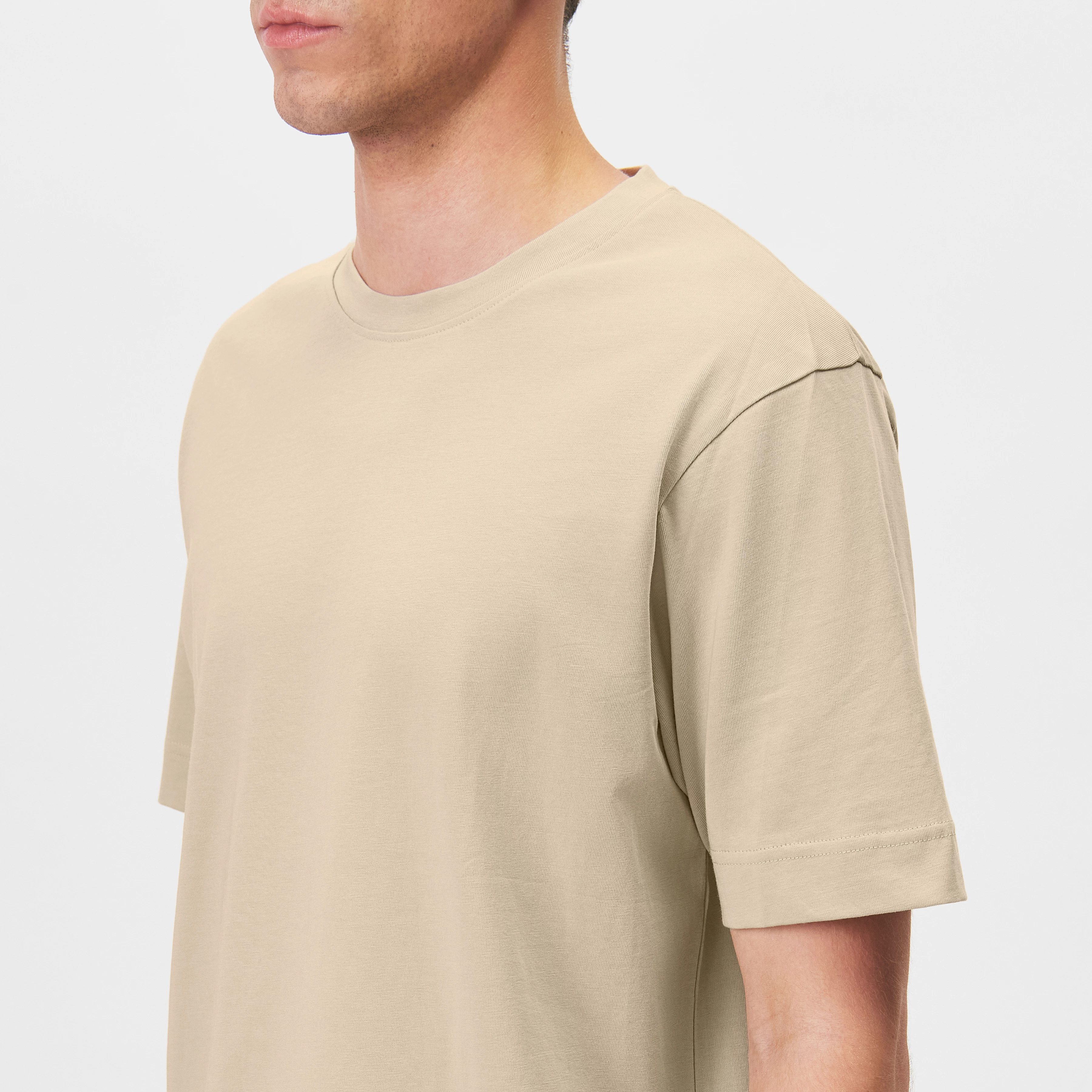 RAPHAEL - T-shirt in pure cotton - men - beige - Detailansicht am Model