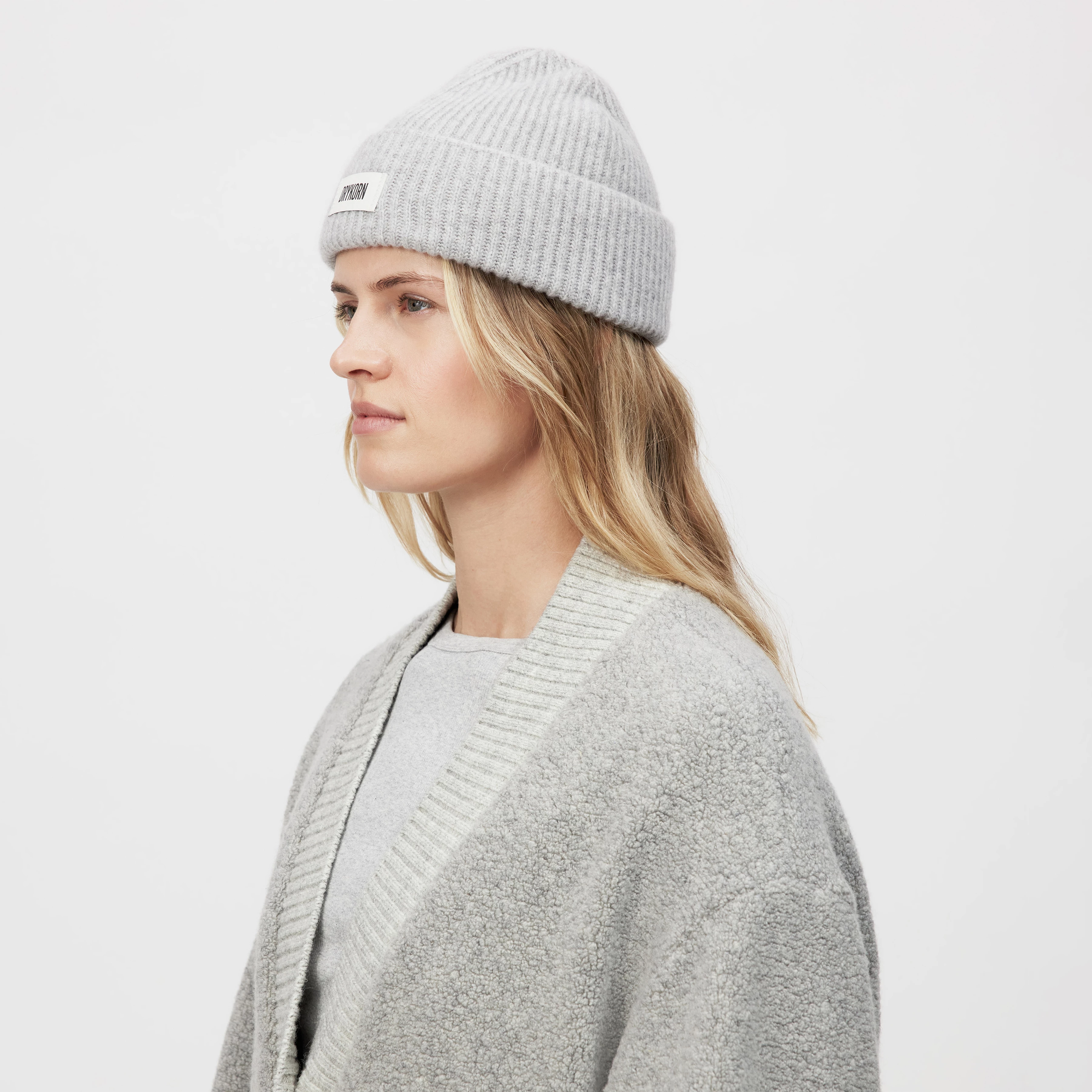NEREA_3 - Beanie in Schurwolle - Unisex - grau - Ganzkörper-Frontansicht