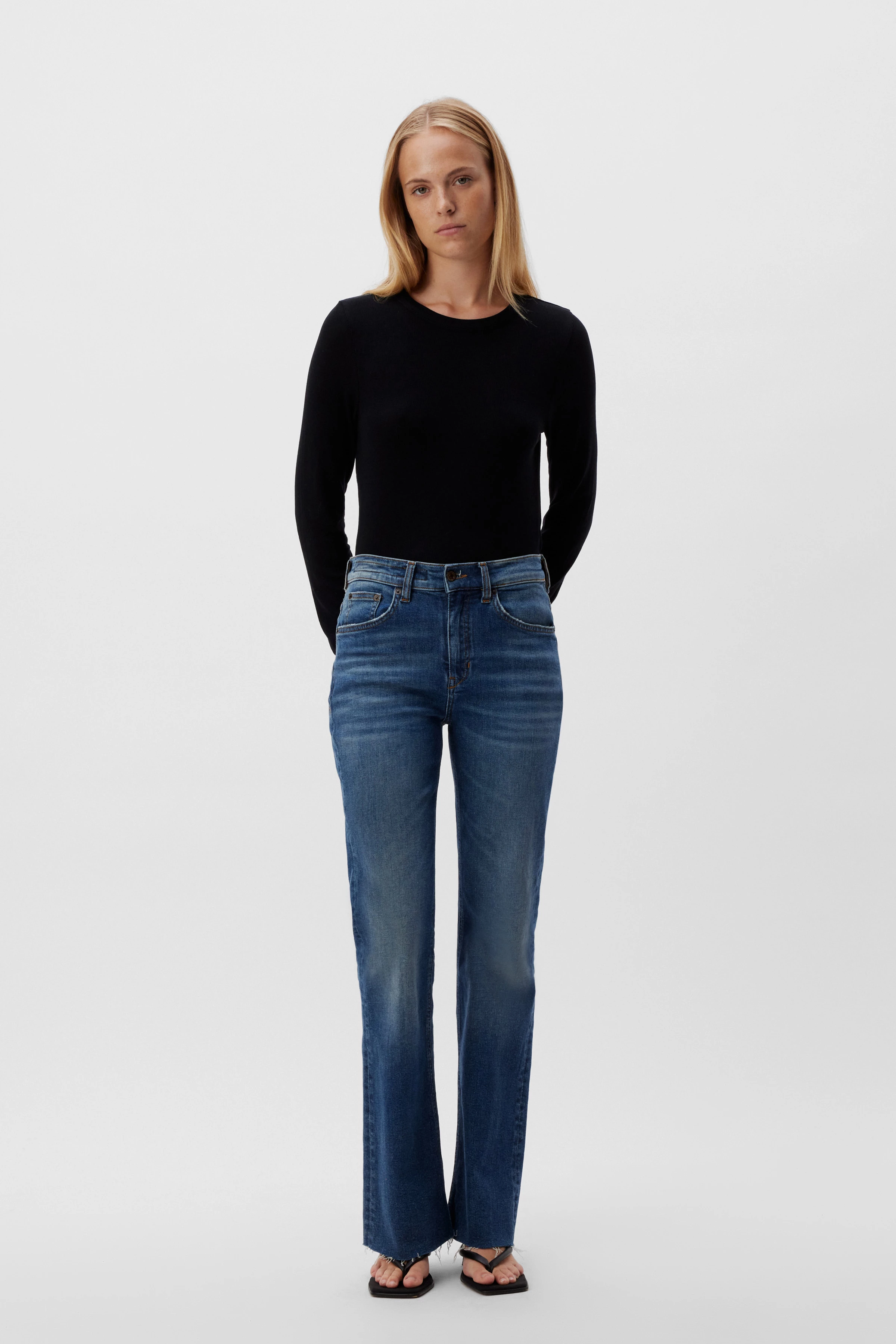FAR - mid blue Skinny mit ausgestelltem Bein - Damen - blau - Ganzkörper-Frontansicht