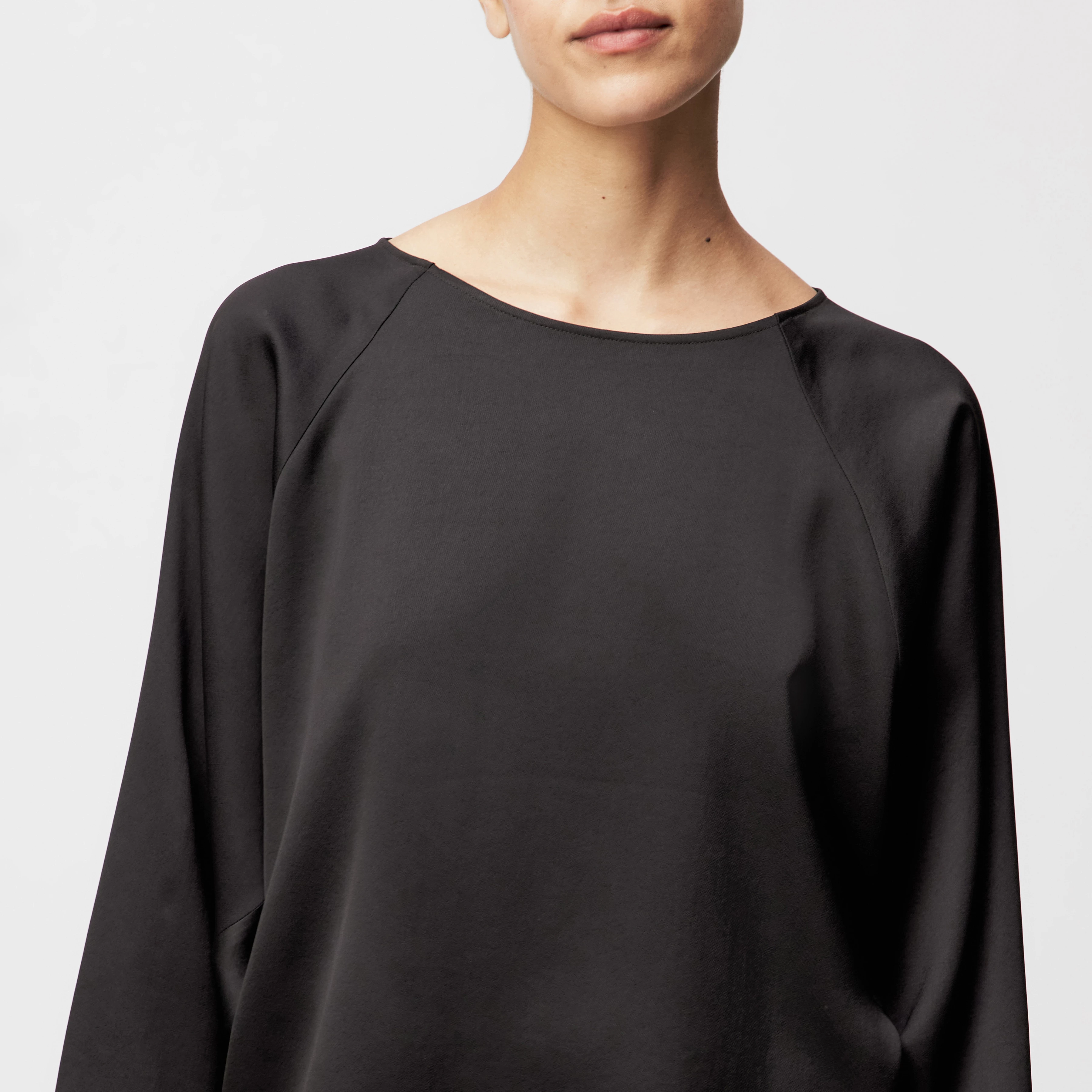 NIALINI - T-Shirt Bluse in Satin - Damen - braun - Detailansicht am Model