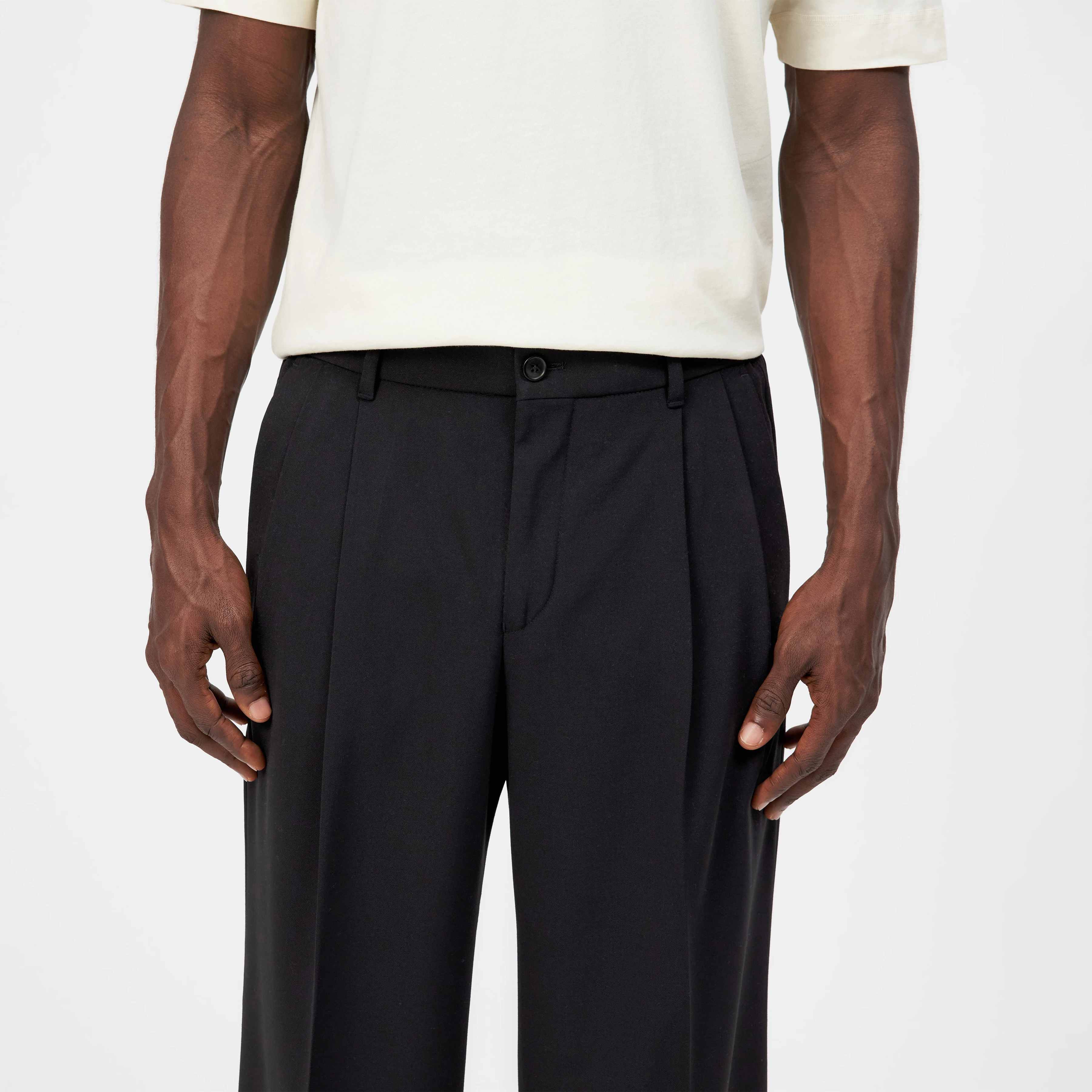 LEEK_WIDE - Relaxed Fit Bundfaltenhose in Gabardine - Herren - schwarz - Detailansicht am Model