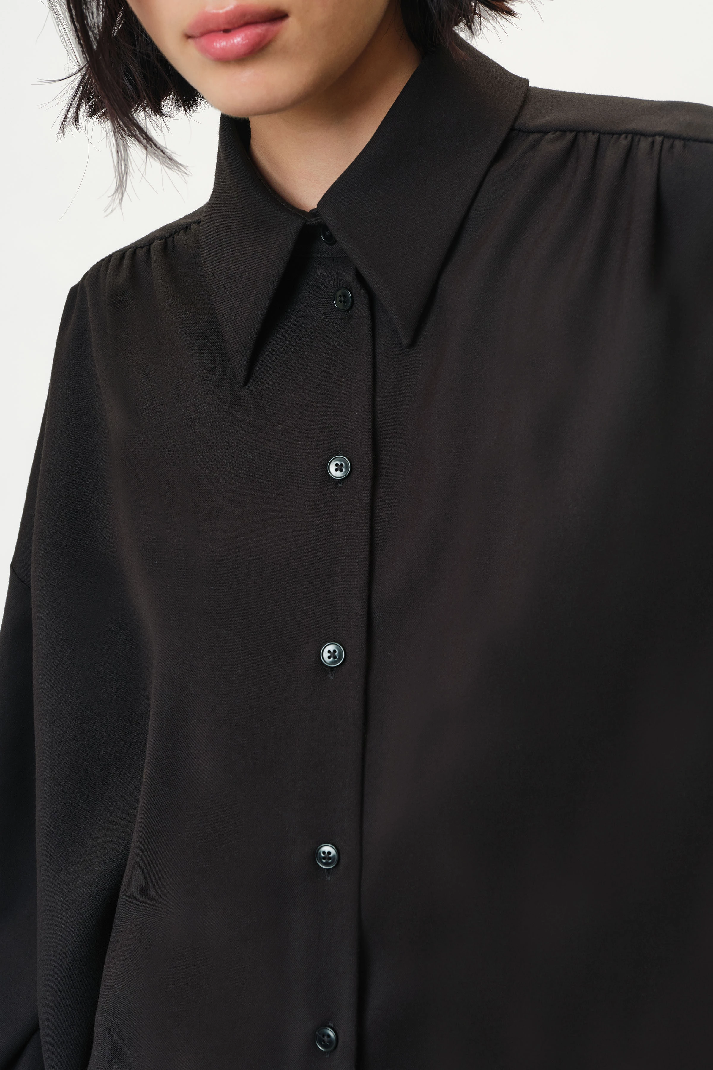 FLANNA - Oversize-Hemdbluse mit tiefer Rückenpasse in softem Flanell - Damen - schwarz - Seitenansicht