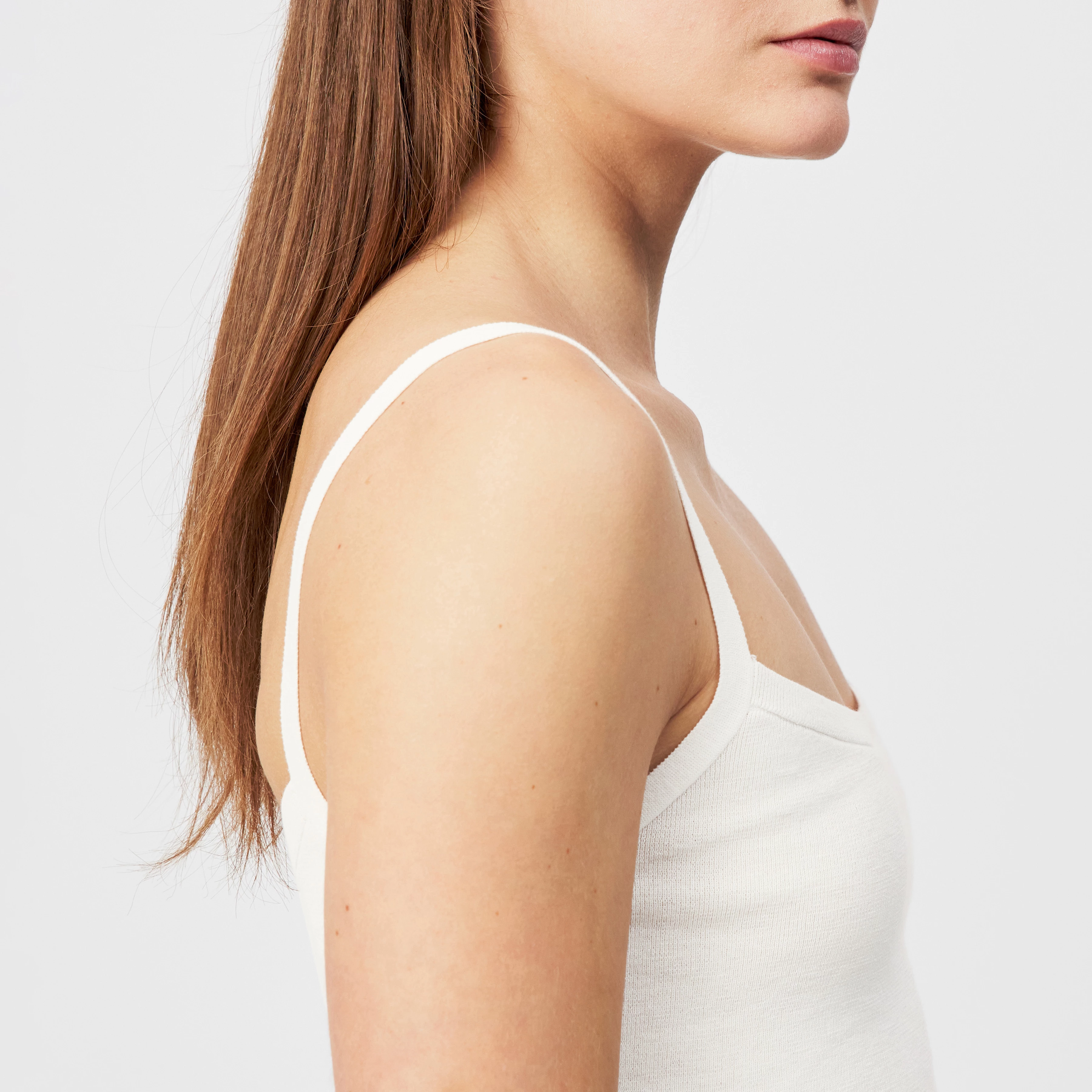 JOSEY - Cropped tank top in matte finish - women - off white - Detailansicht am Model