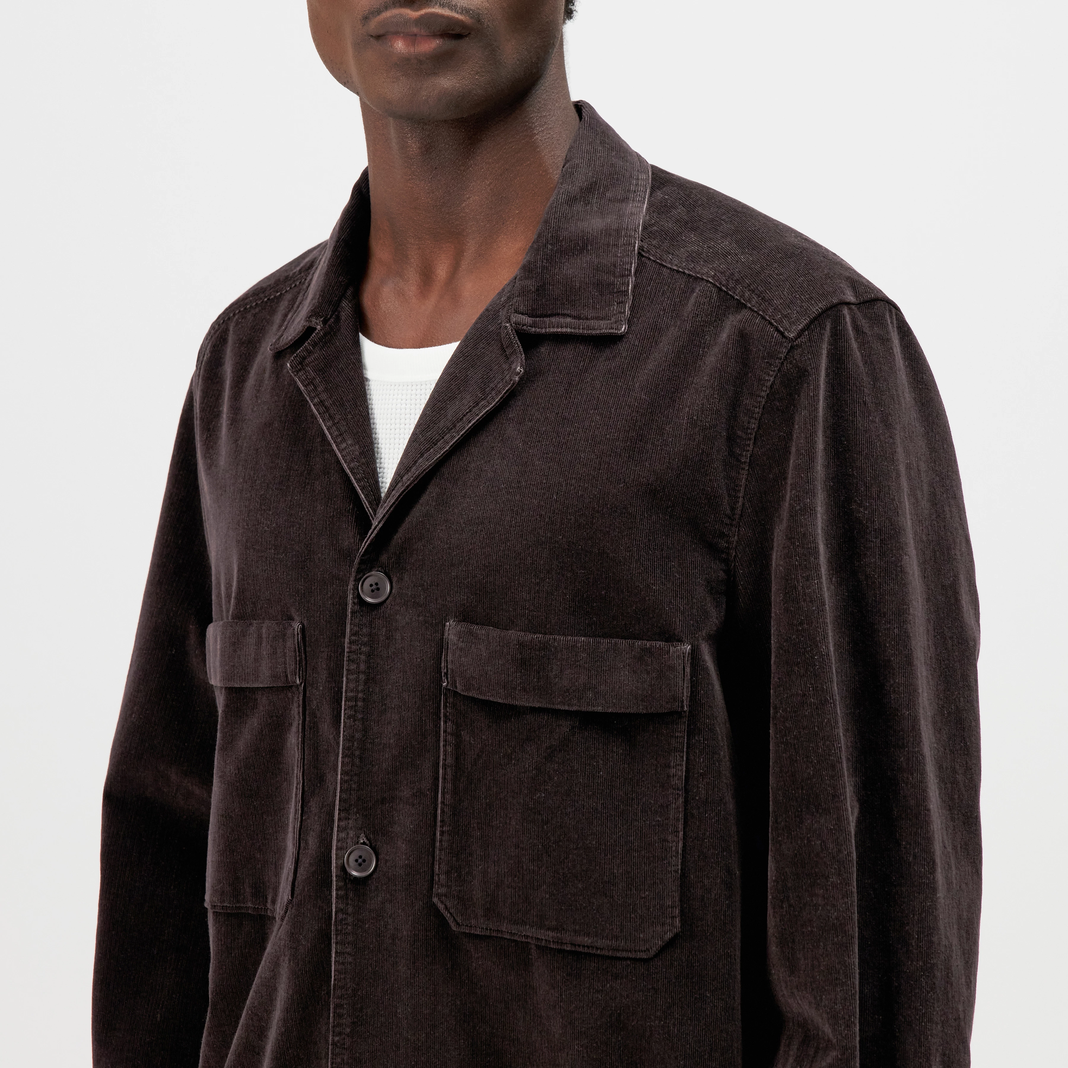 LEEV - Relaxed Fit Overshirt in Baumwoll-Cord - Herren - braun - Detailansicht am Model
