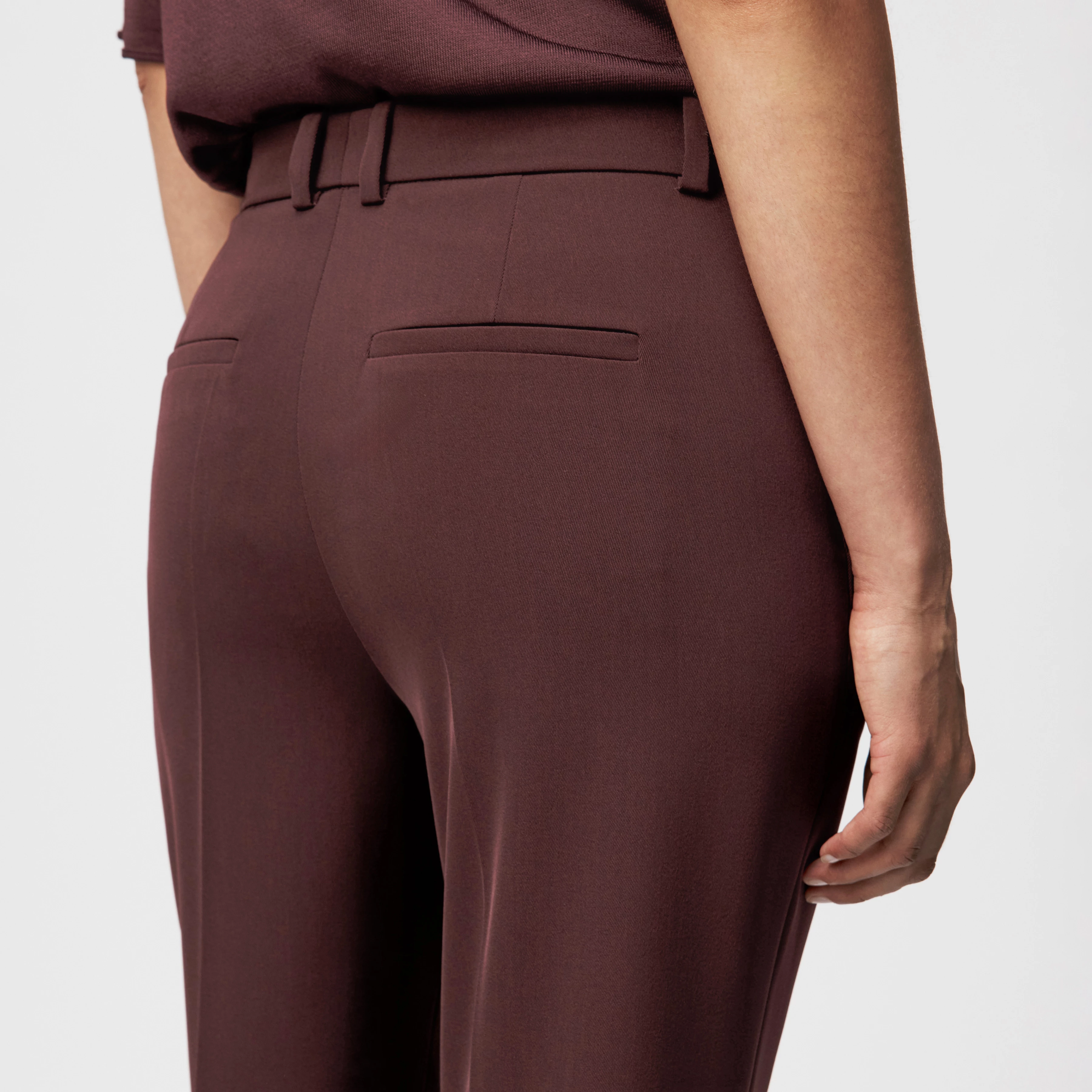 ARGUE - Hose mit Flared Leg in Techno-Twill - Damen - rot - Detailansicht am Model