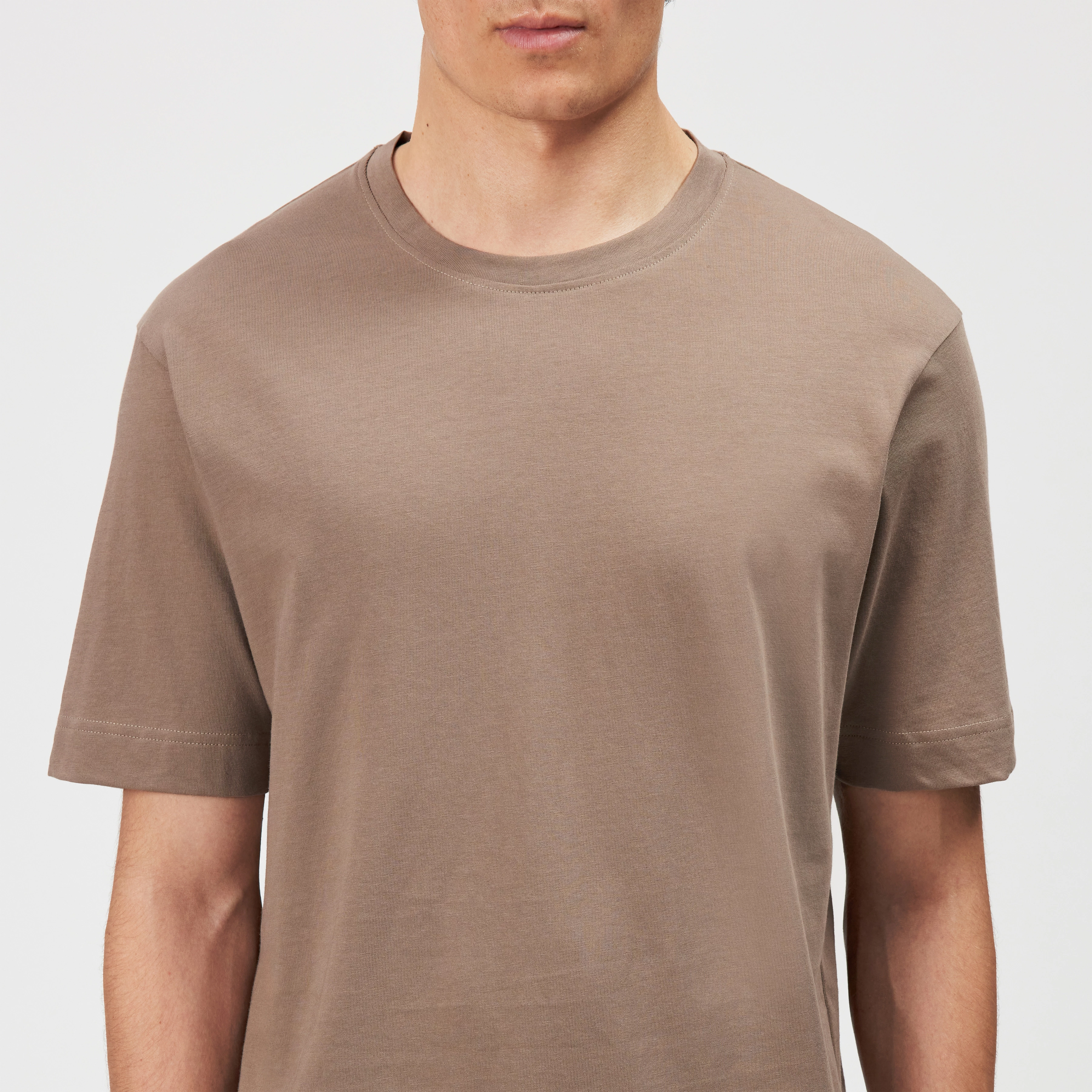 RAPHAEL - T-shirt in pure cotton - men - brown - Detailansicht am Model