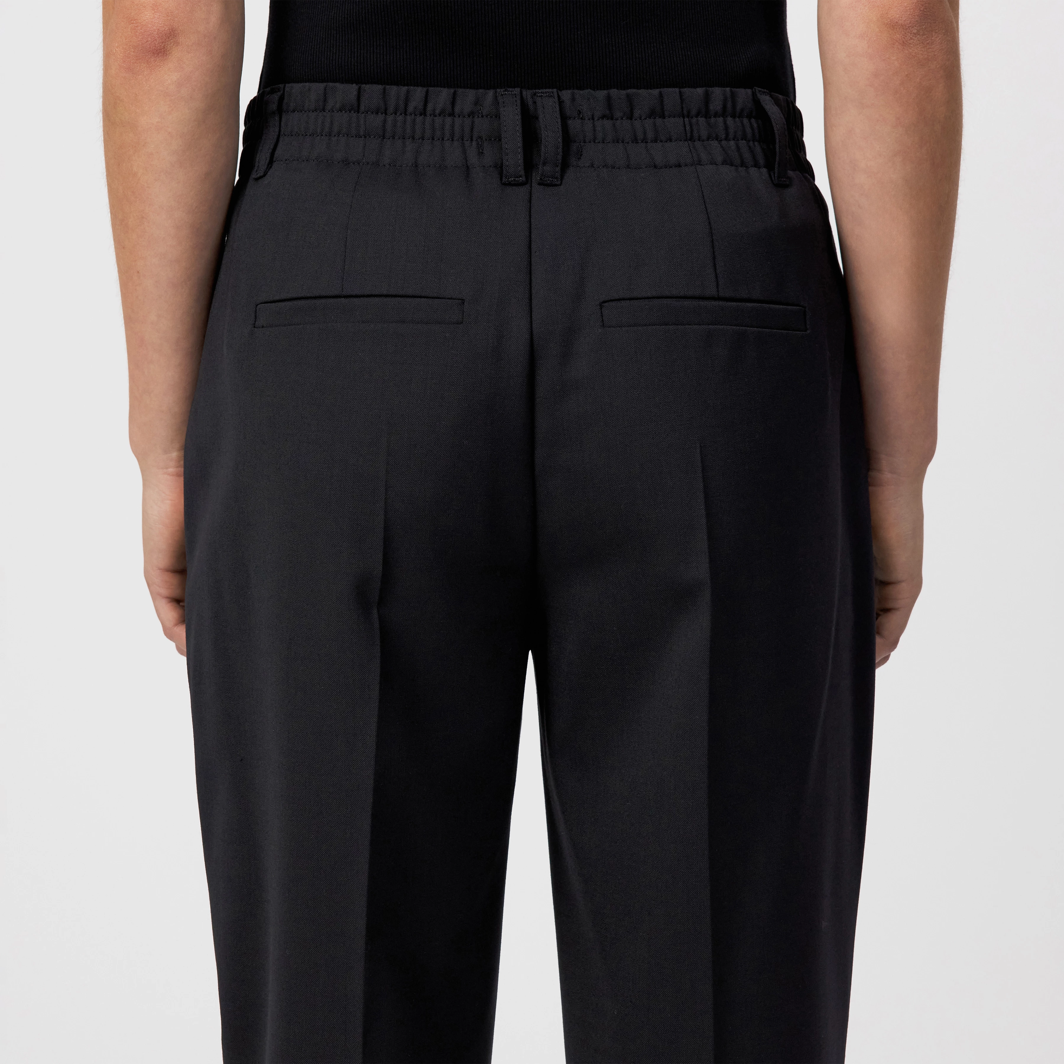 SEARCH - Tapered Fit Hose in Wollserge - Damen - schwarz - Detailansicht am Model