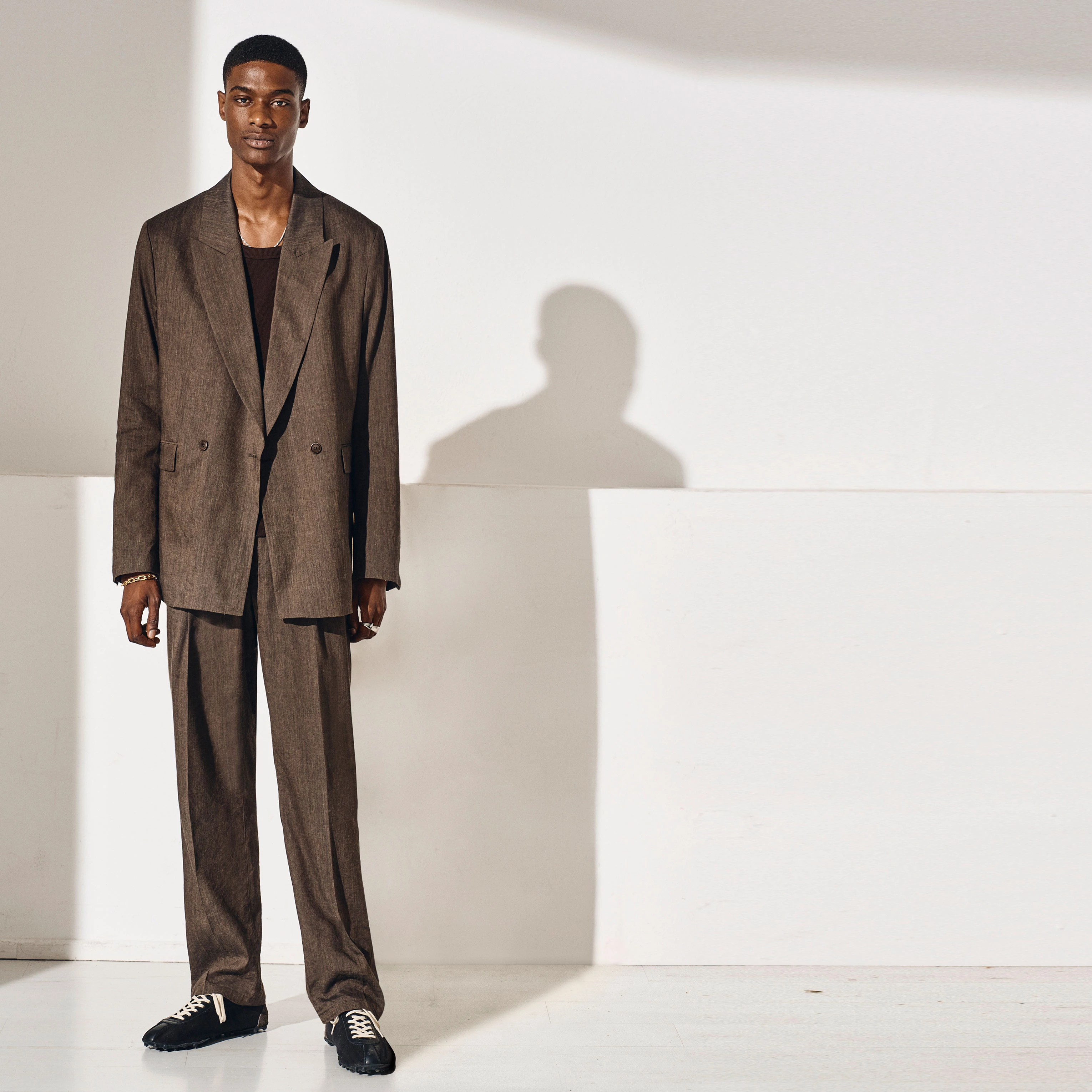 LEEK - Relaxed-fit pleated trousers in blended linen - men - brown