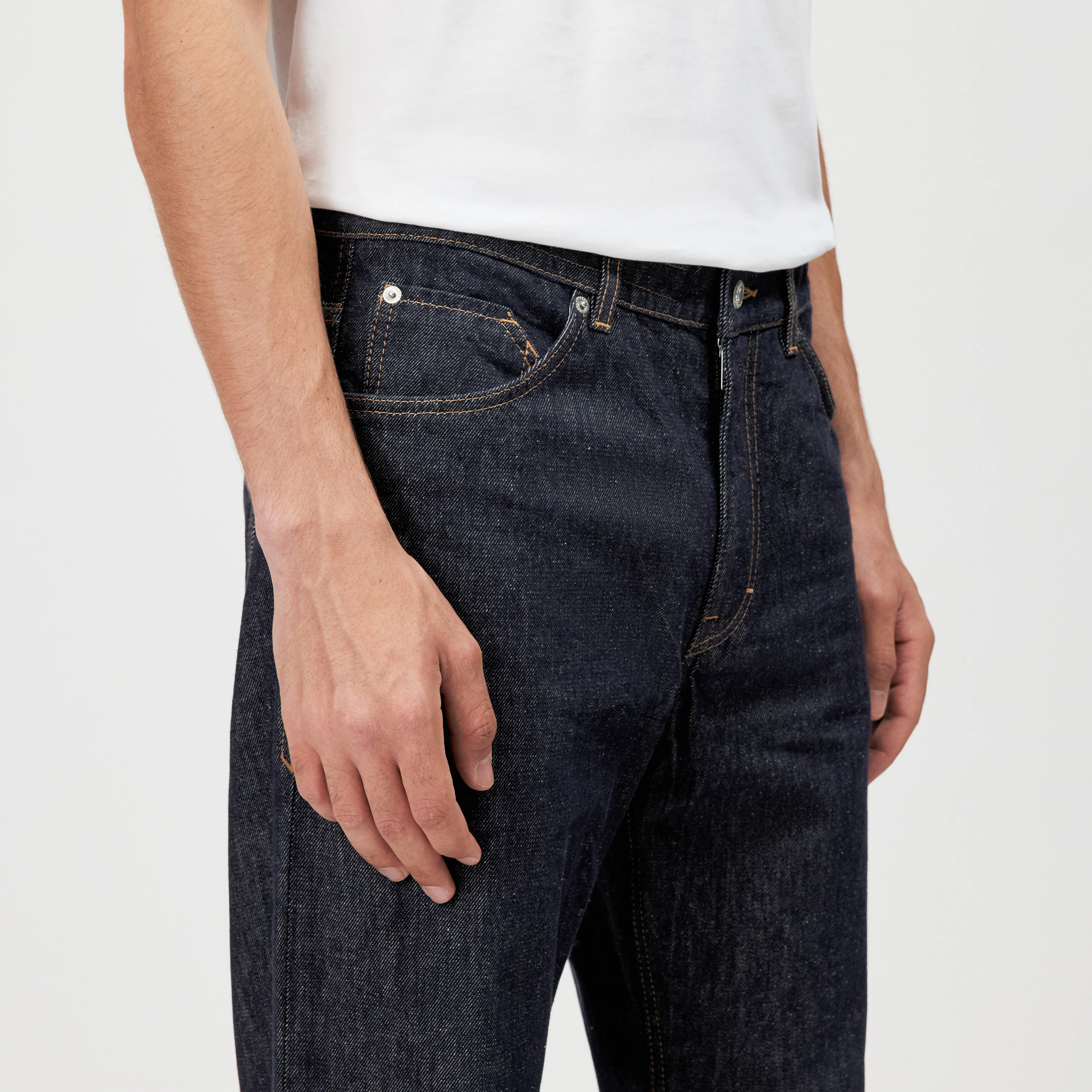 HIGHT_2 - Relaxed fit jeans in raw denim - men - blue - Detailansicht am Model