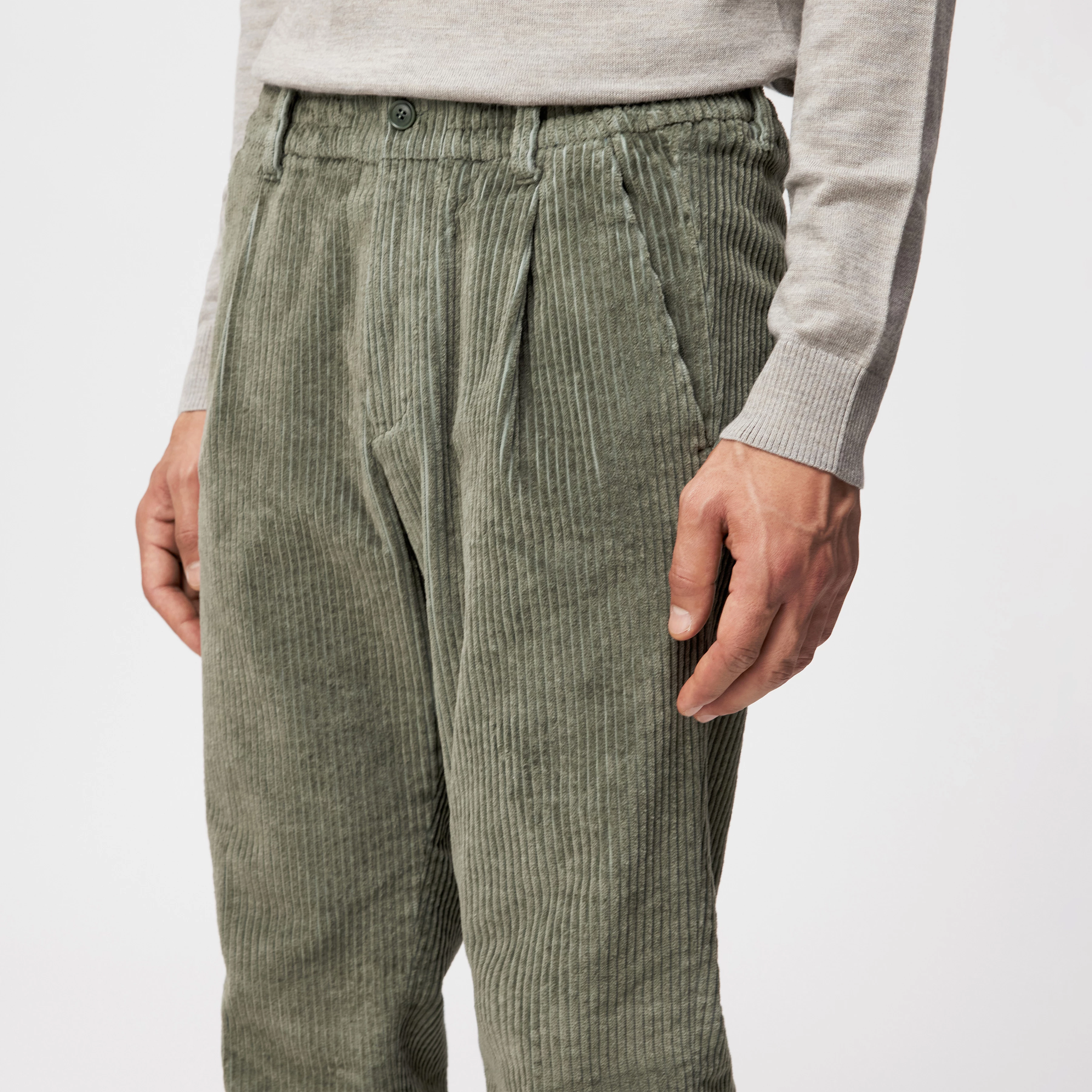 CHASY_RGLR - Casual Hose mit Bundfalte in Baumwoll-Breitcord - Herren - grün - Detailansicht am Model