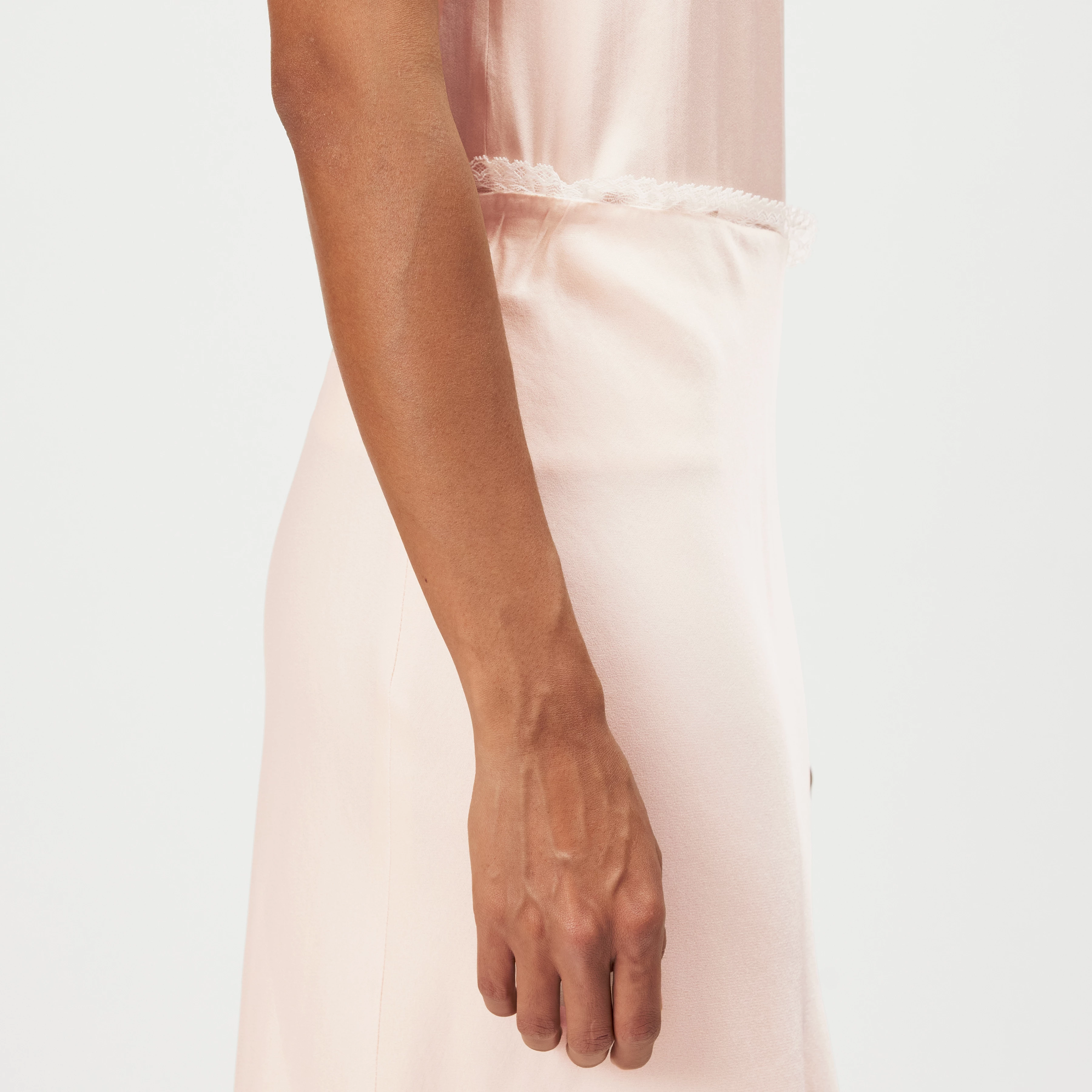 URA_3 - Satin midi slip skirt with lace - women - orange - Detailansicht am Model
