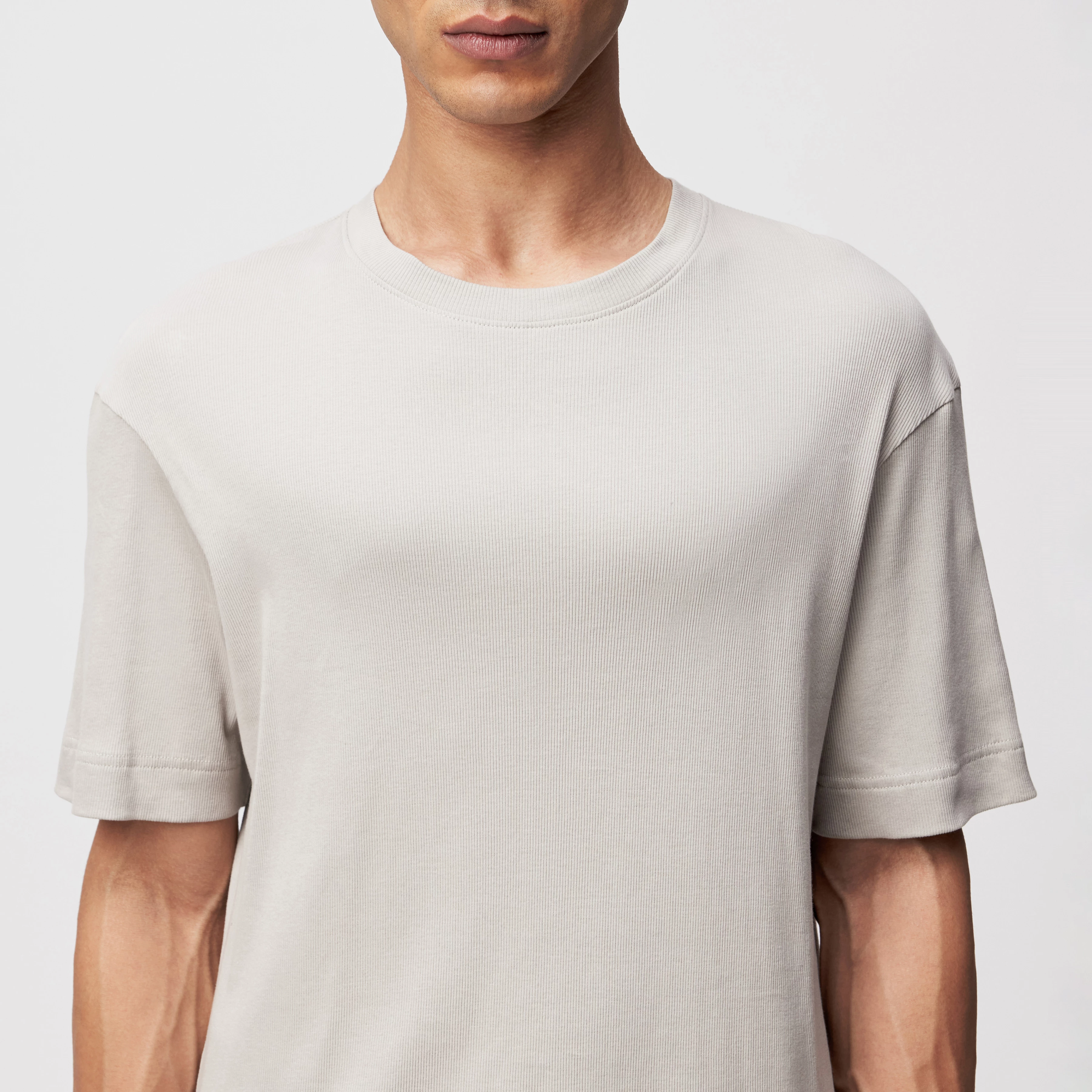 RAPHAEL - T-Shirt in gewaschener Rippe - Herren - grau - Detailansicht am Model