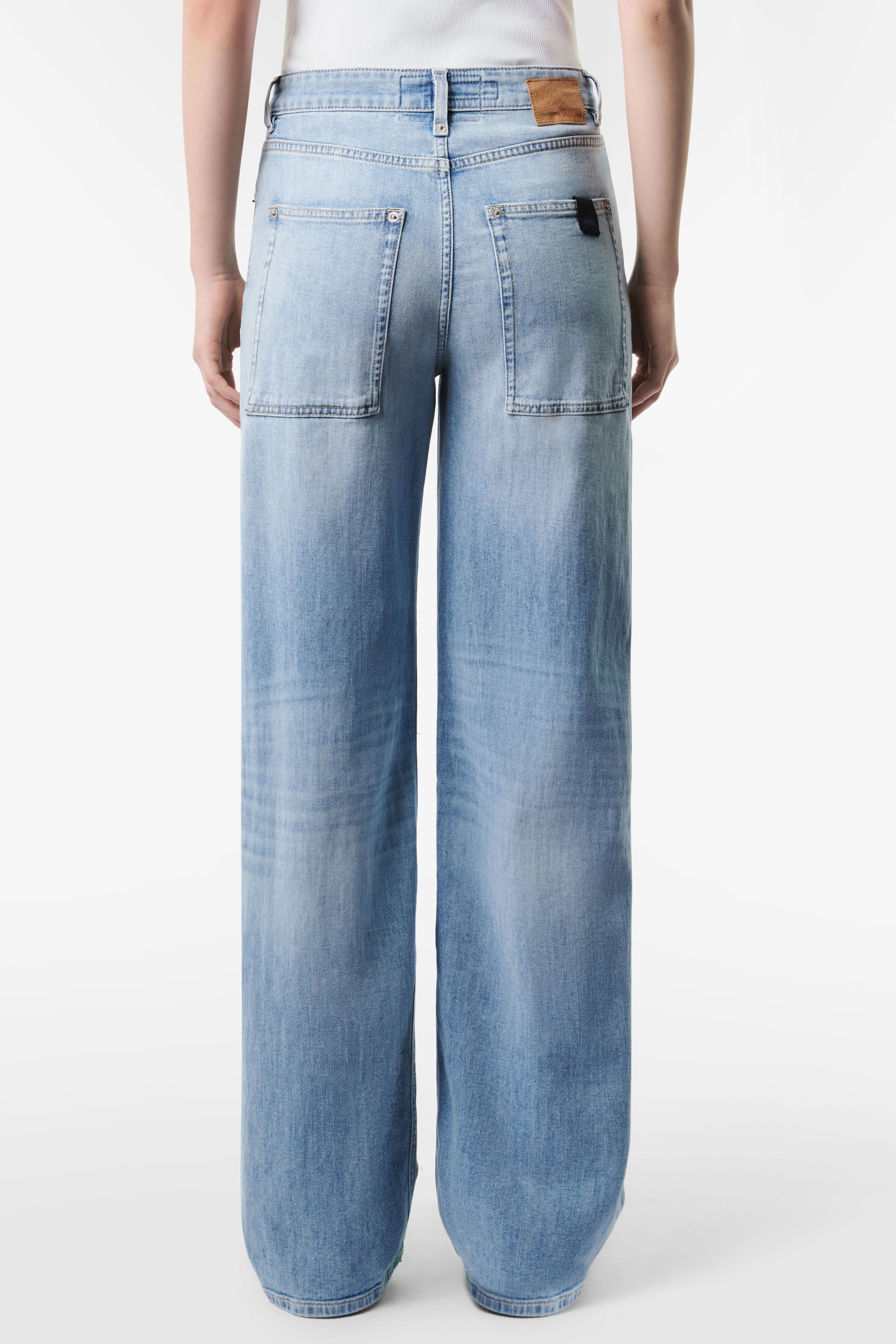 THINK - Mid-Waist Jeans mit Bügelfalte in Light-Blue - Damen - blau - Rückansicht