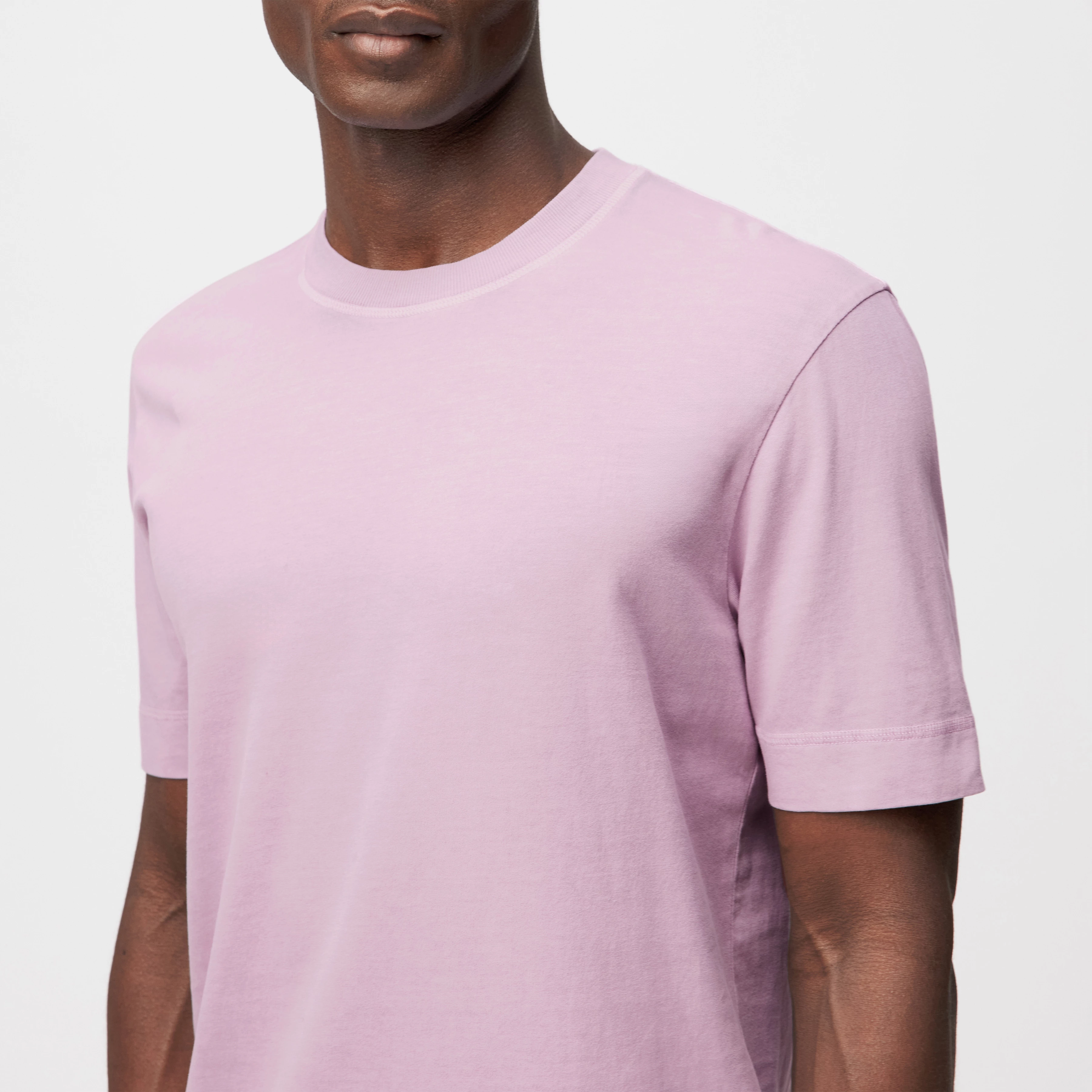 RAPHAEL - T-shirt in washed look - men - purple - Detailansicht am Model