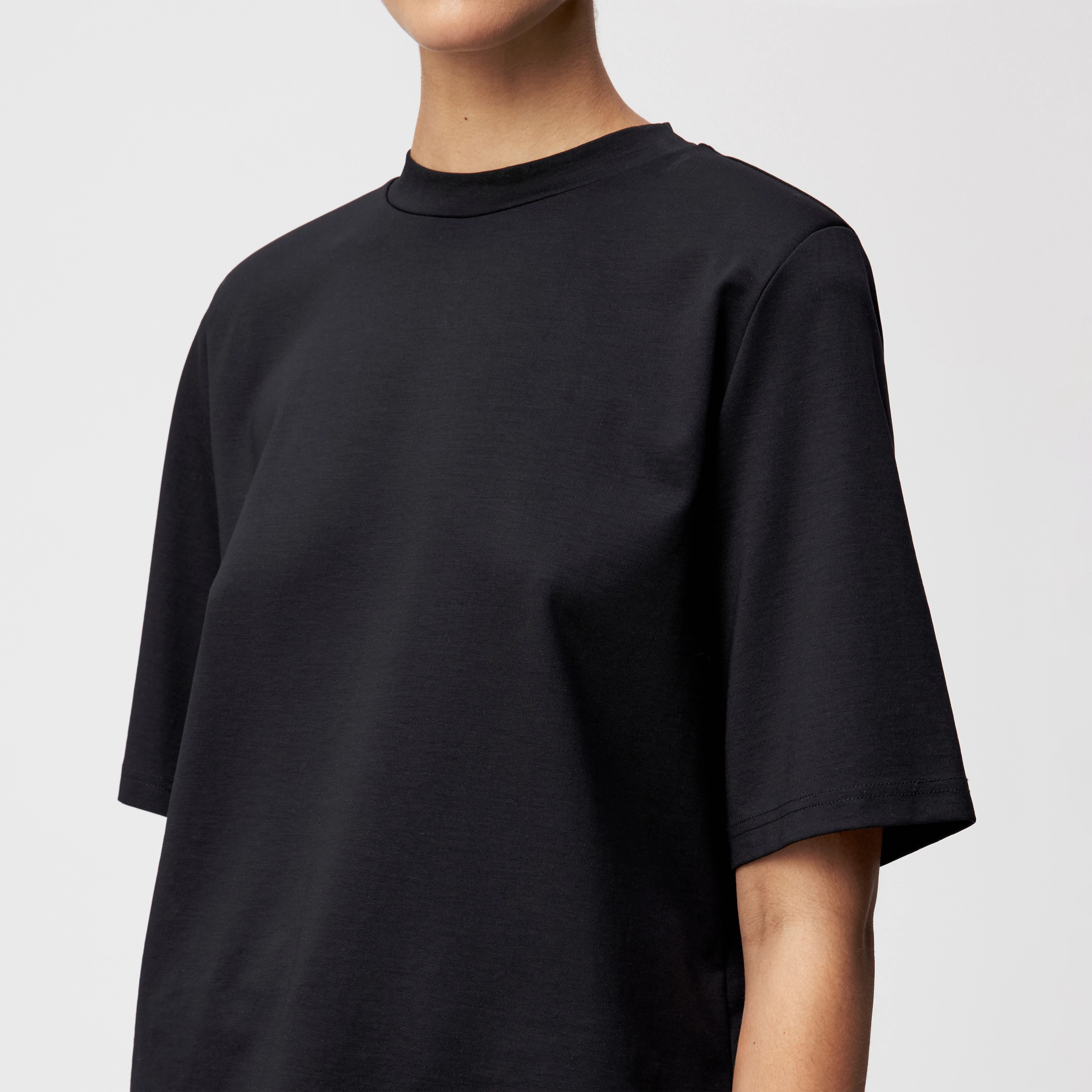 TADURA - T-shirt in lyocell blend - women - Natural Aluminium - Detailansicht am Model