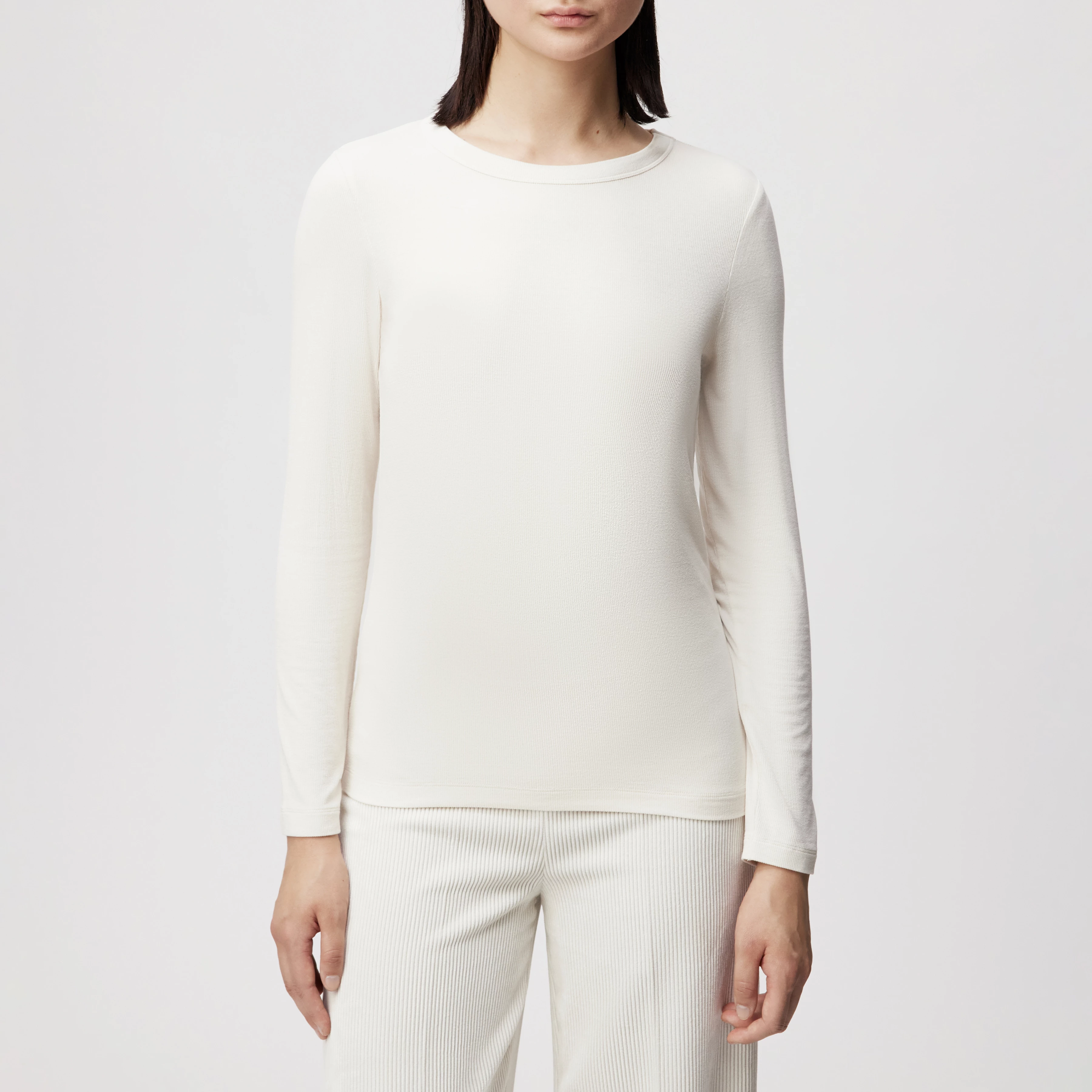 BAJARI - Slim-fit long-sleeved top in soft modal blend - women - off white - Frontansicht