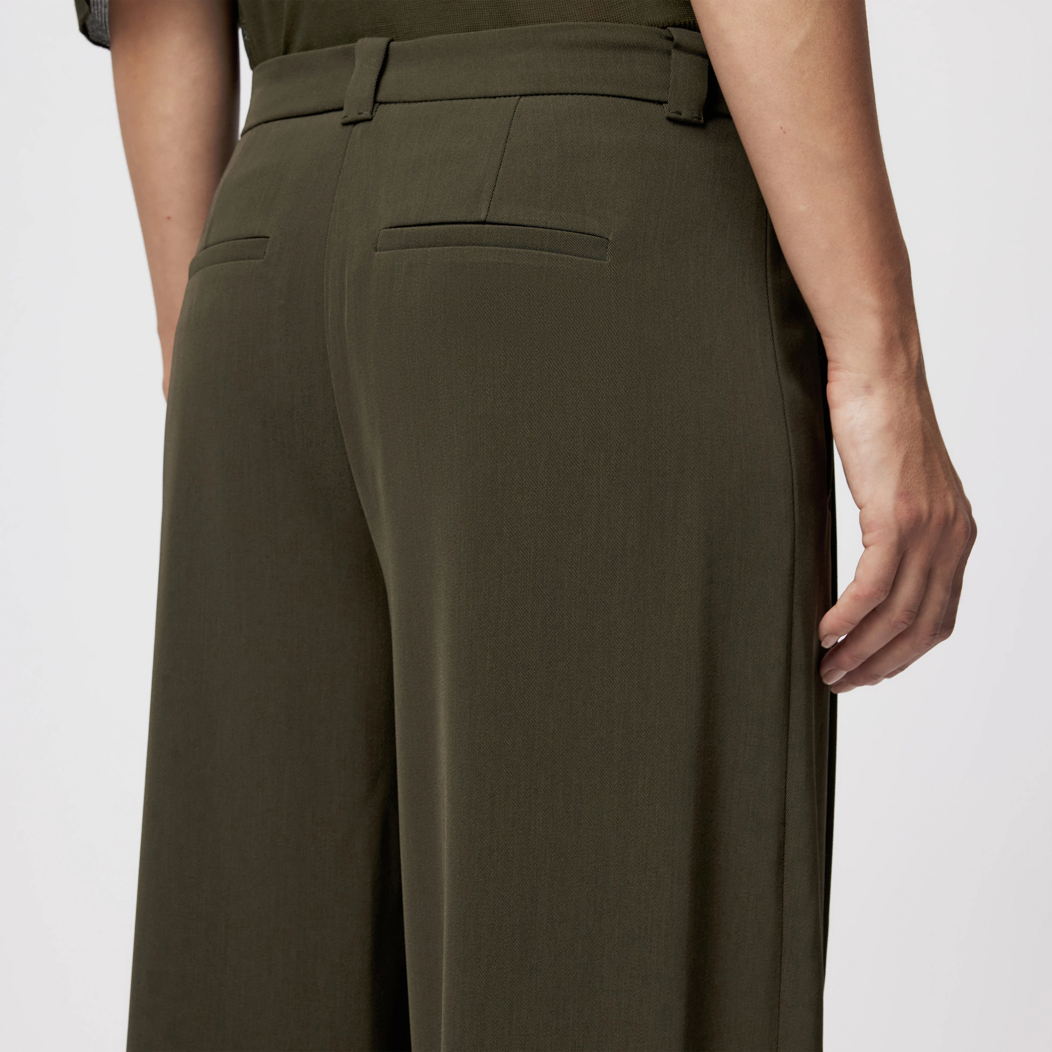 UNPACK - Hose in Techno-Twill - Damen - grün - Detailansicht am Model