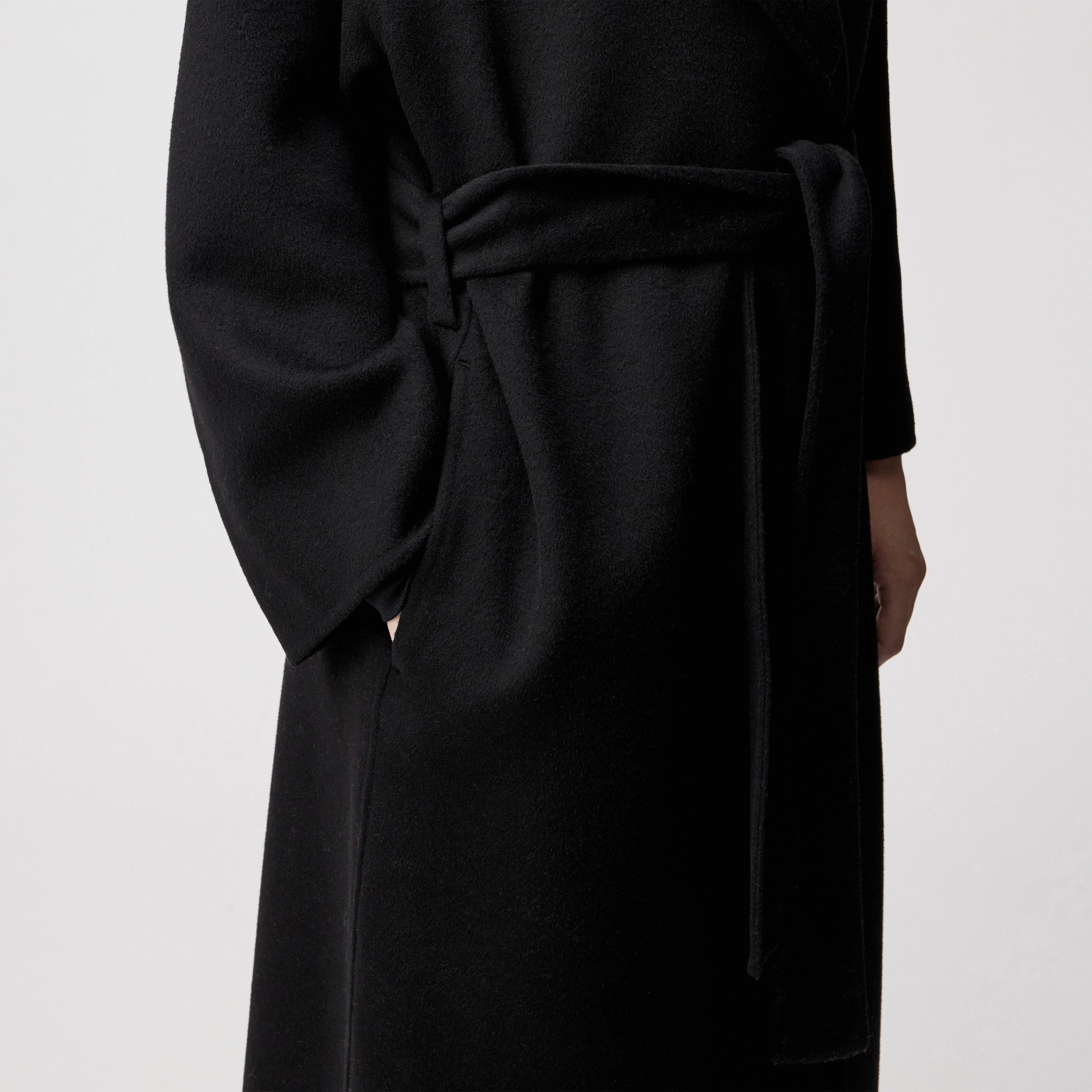 BUDBY_2 - Hüllenmantel mit Bindegürtel in Woll-Doubleface - Damen - schwarz - Detailansicht am Model