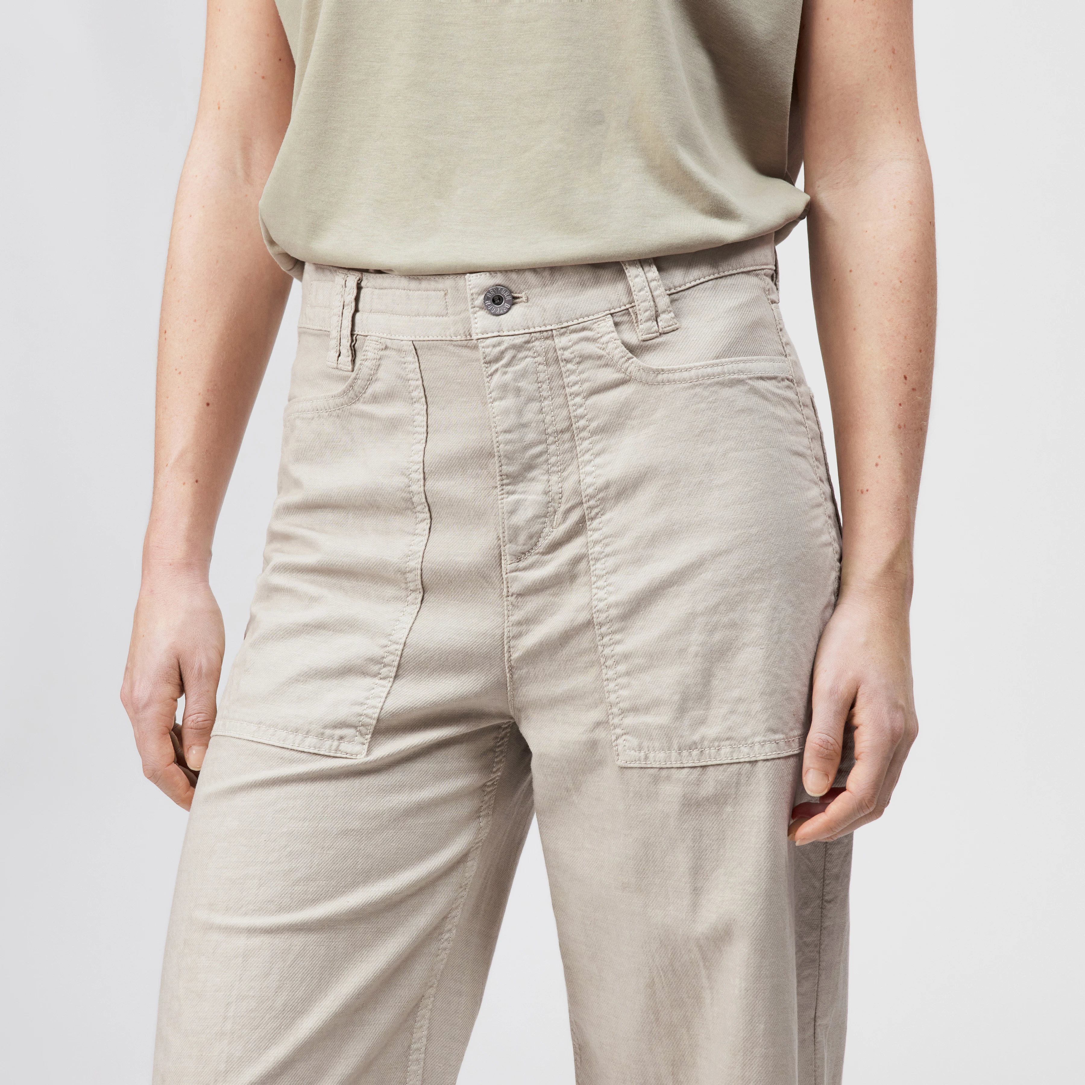 DERIVE - Mid-waist jeans in cotton-linen blend - women - beige - Detailansicht am Model