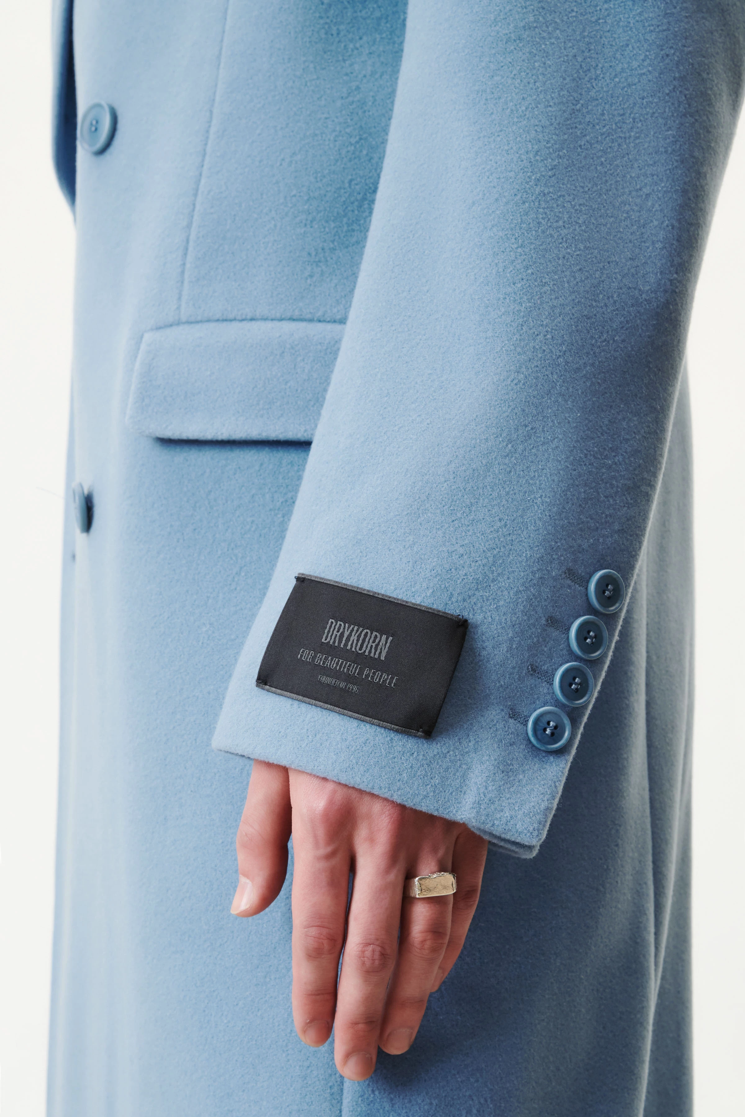 SKYE - double-breasted lapel coat in wool fleece - men - blue - Detailansicht am Model