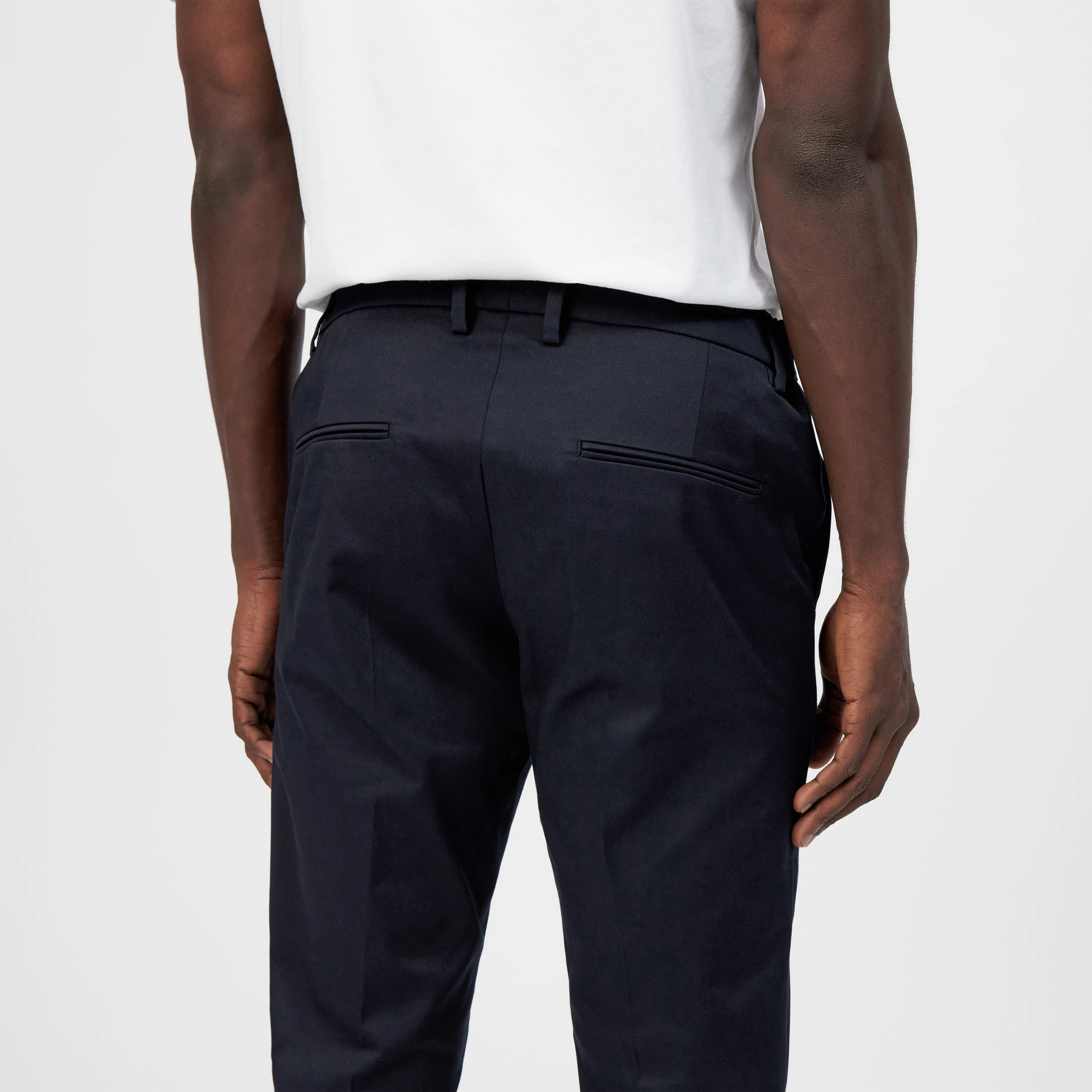 AJEND - Pantalon confectionné en gabardine de coton - men - bleu - Detailansicht am Model