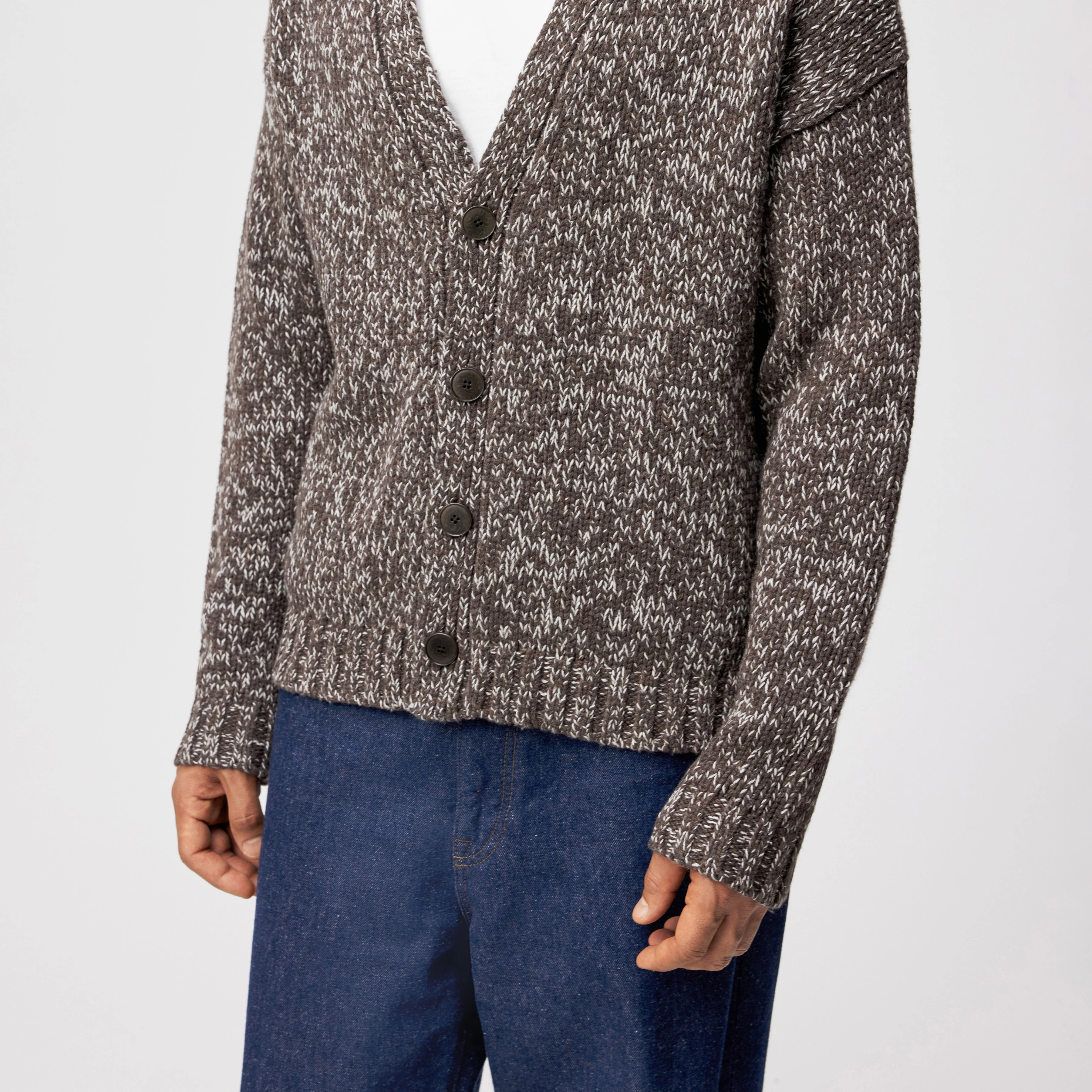 ELDARO - Cardigan in Mouliné Woll-Mix - Herren - braun - Detailansicht am Model