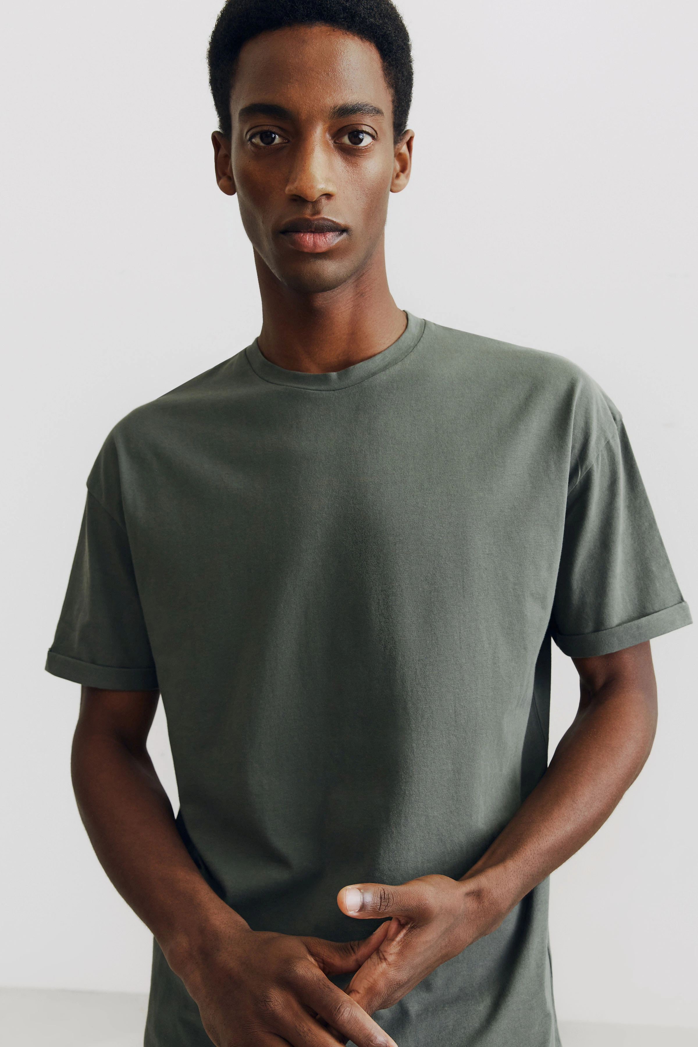 THILO - relaxed fit cotton T-Shirt - men - green - Detailansicht am Model