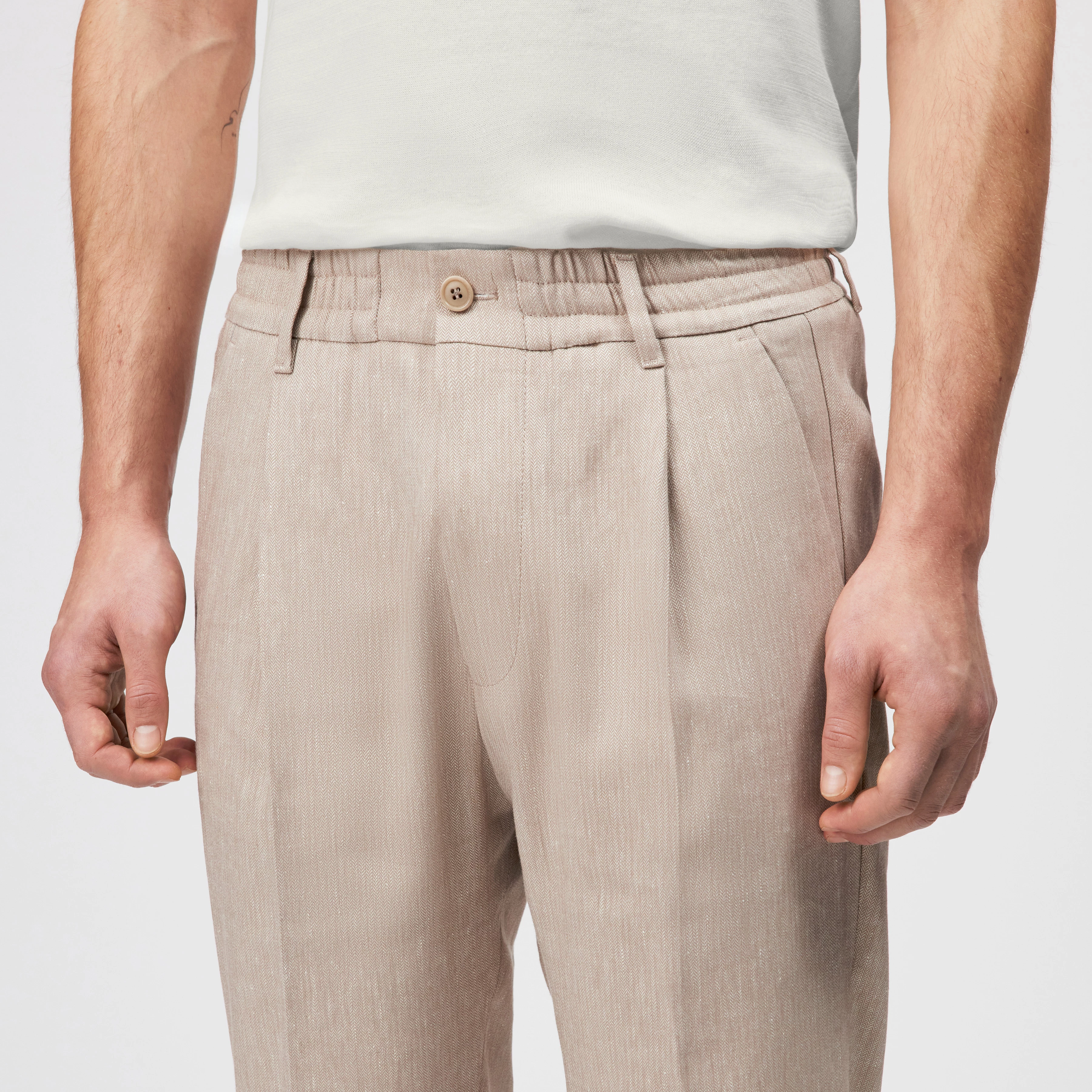 CHASY - Pleated trousers in linen mix - men - beige - Detailansicht am Model