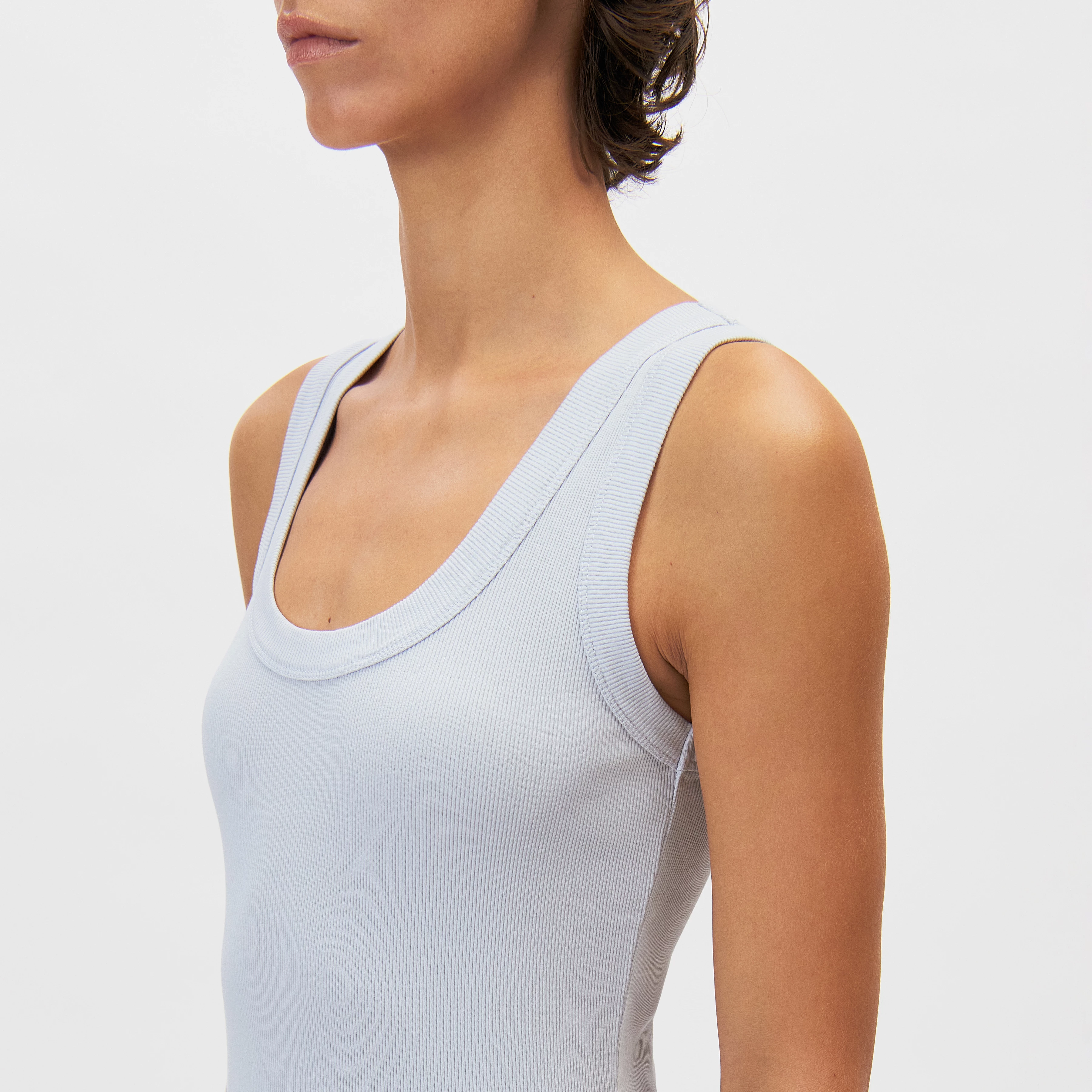 TAVIRA - Ribbed tank top with feminine round neckline - women - blue - Detailansicht am Model