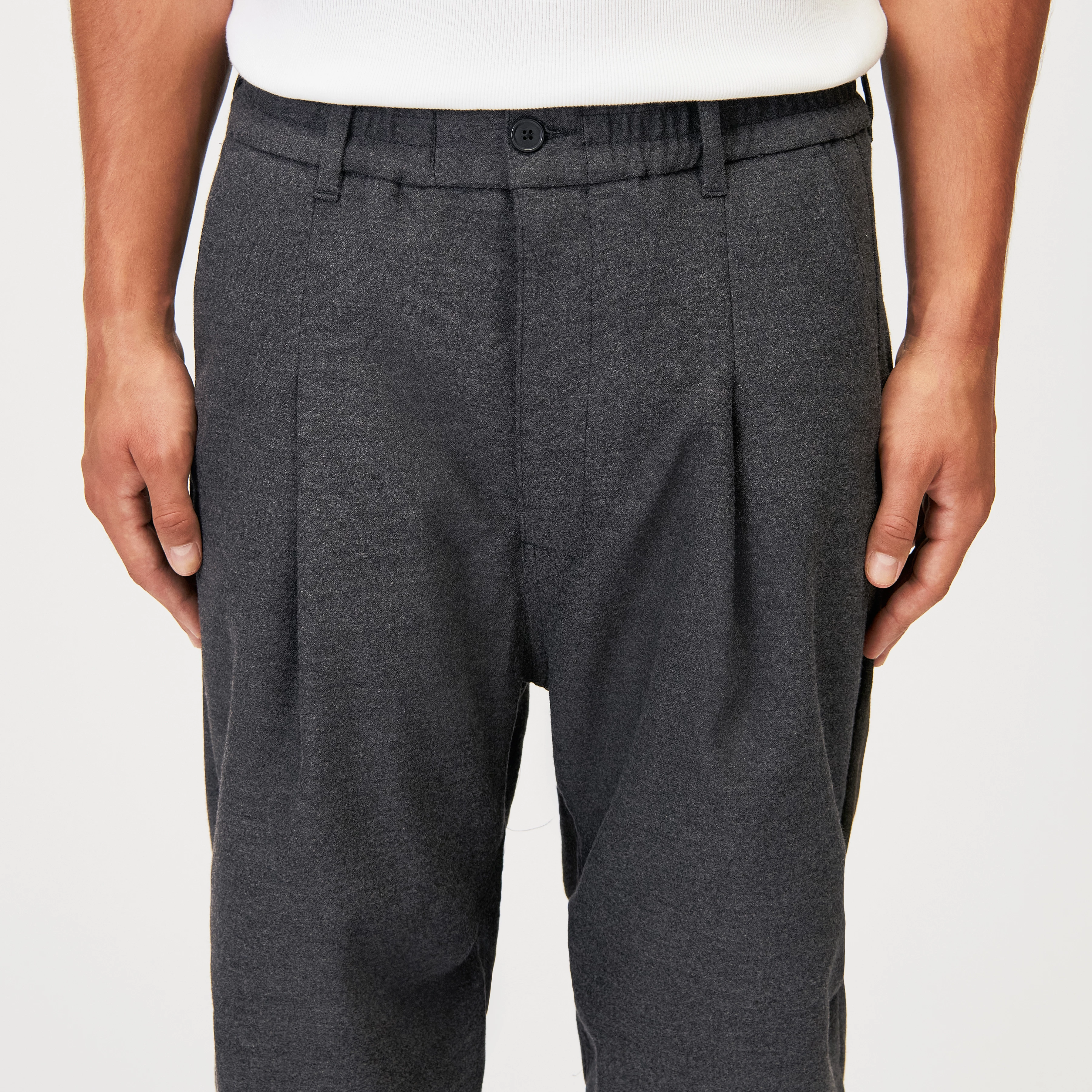 LIROG_C - Utility Pants in Flanell - Herren - grau - Detailansicht am Model
