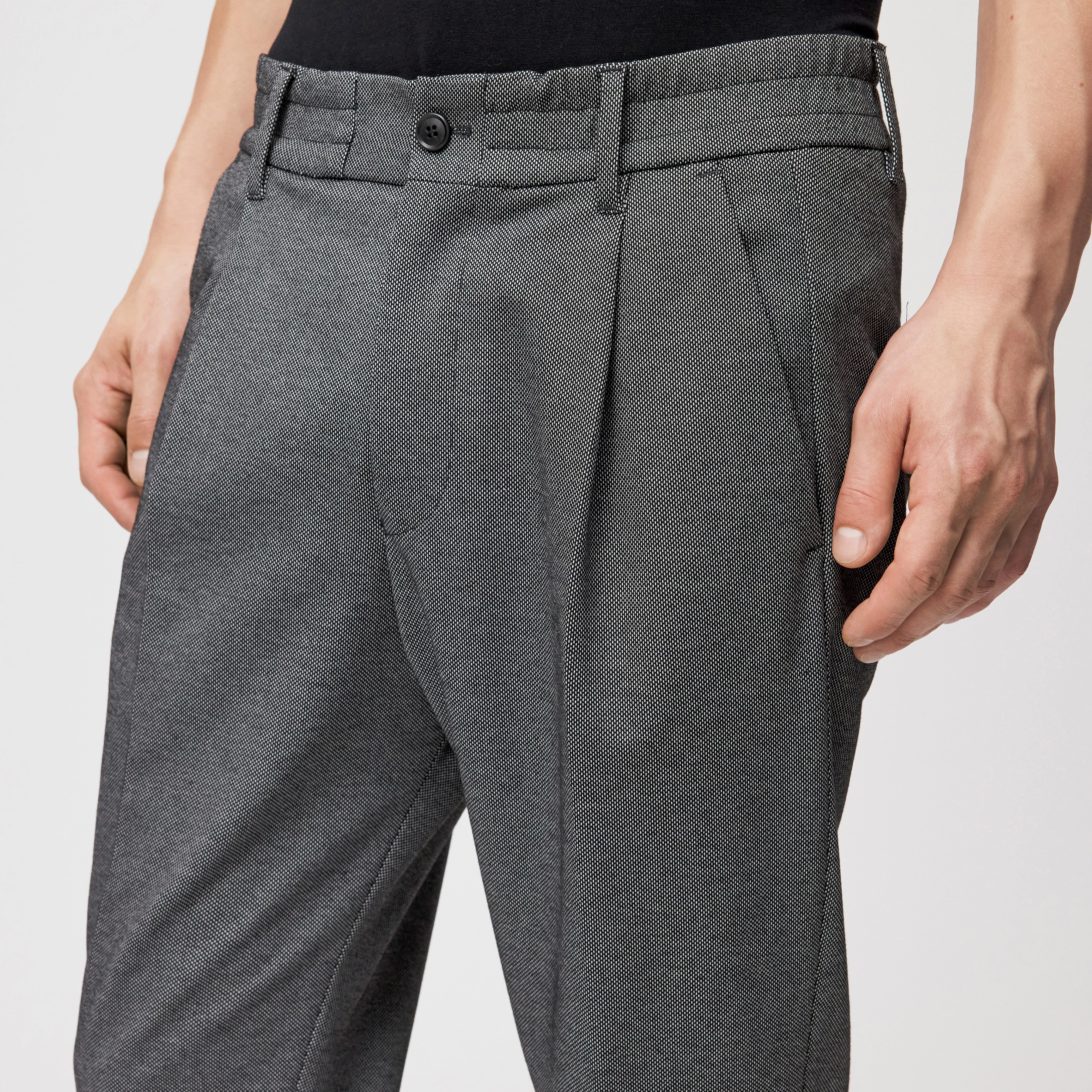 CHASY - Casual Hose mit Bundfalte in Jersey mit Dessin - Herren - schwarz - Detailansicht am Model