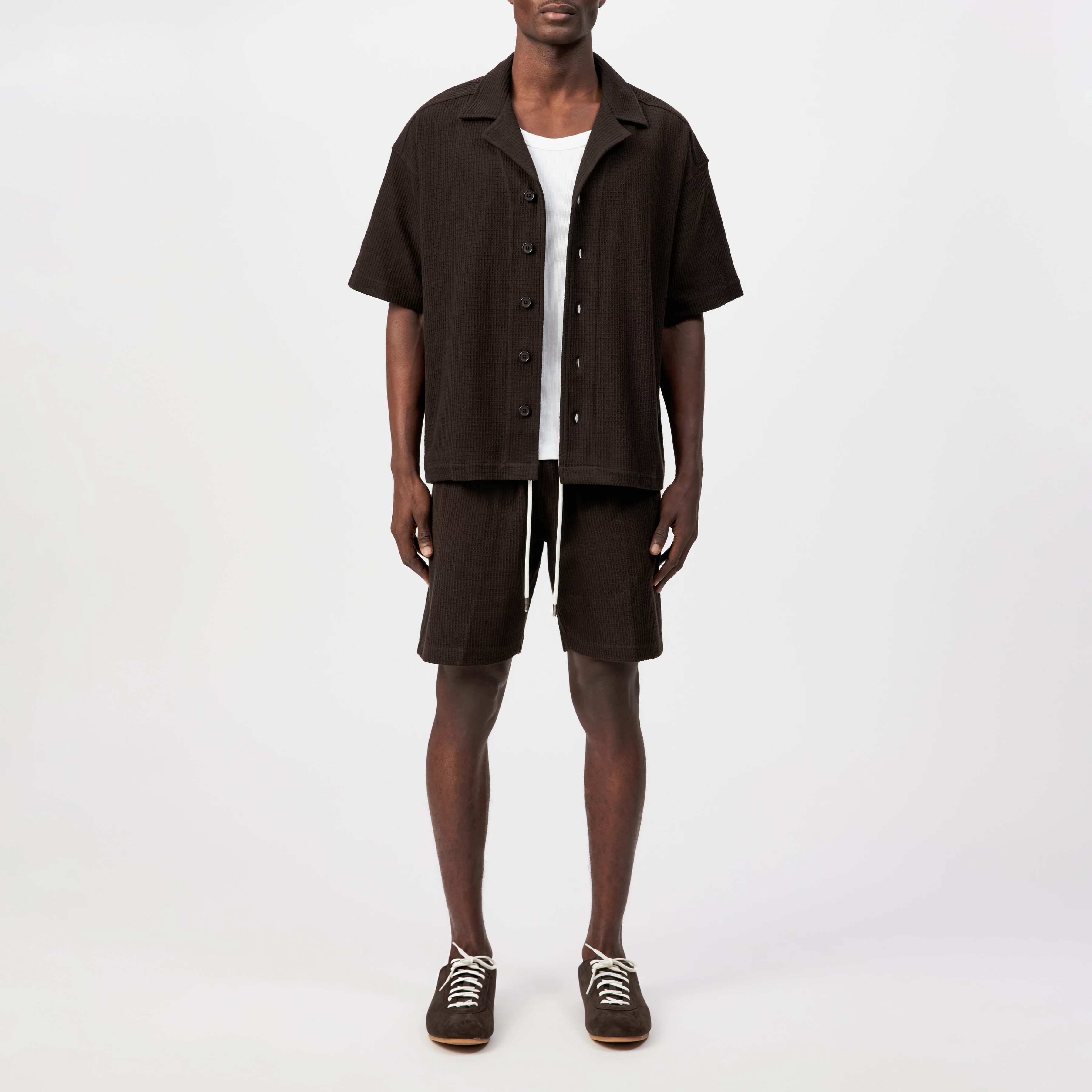 BASIIL - Chemise manches courtes Relaxed Fit en coton Dry Touch - men - marron - Ganzkörper-Frontansicht