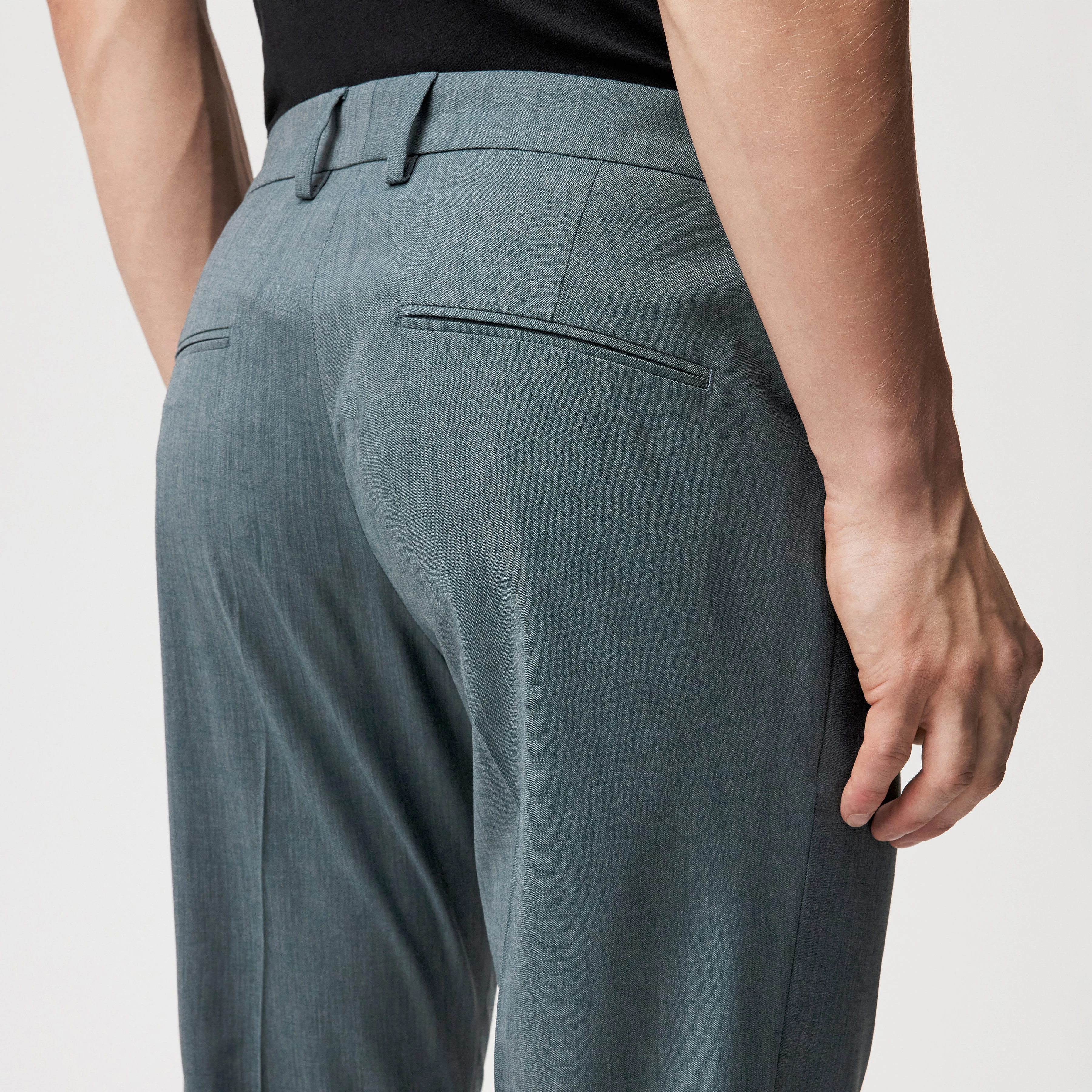 AJEND_SK - Konfektionierte Slim Fit Hose in Woll-Mix - Herren - grün - Detailansicht am Model