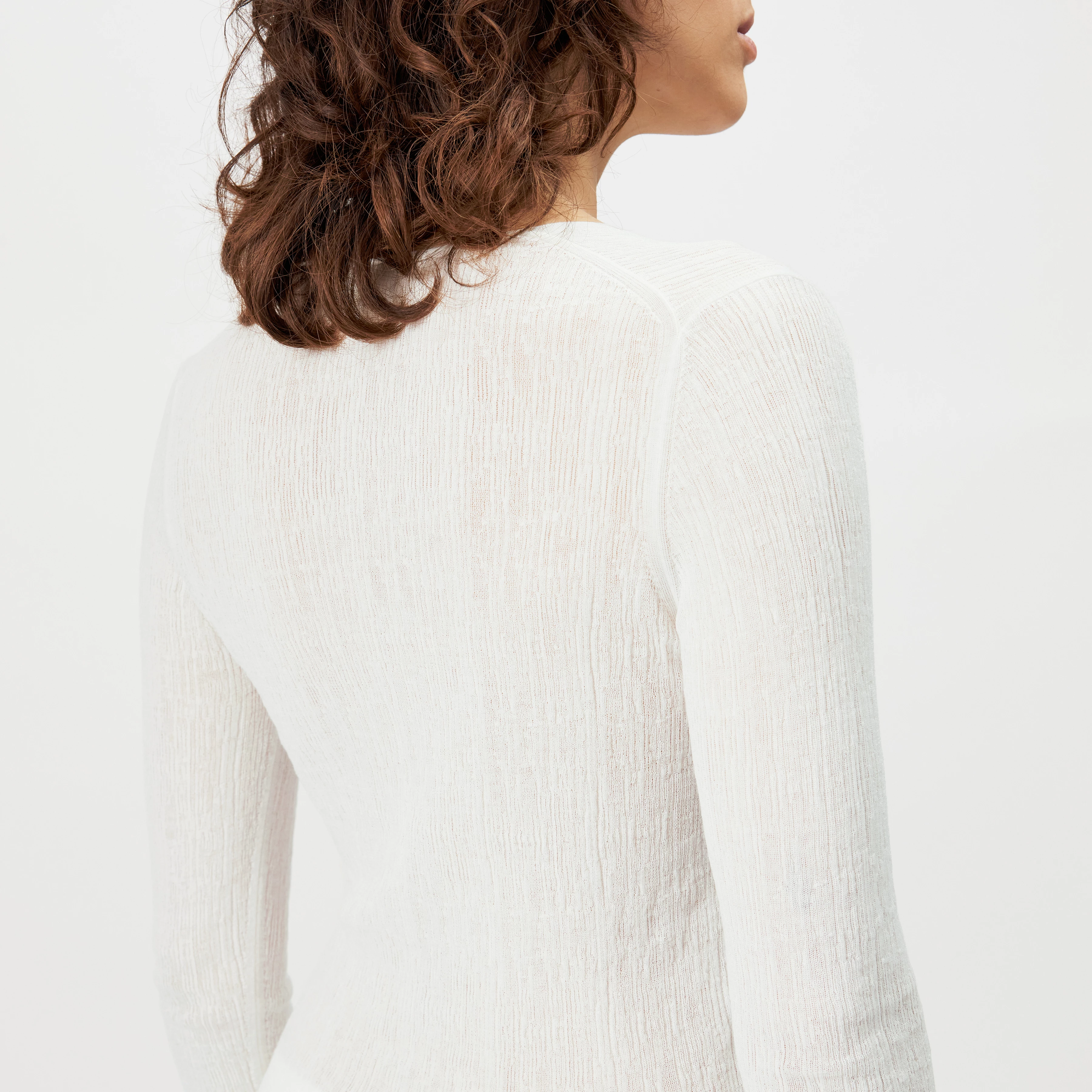 ANIELY - Tight Fit V-Neck Cardigan in Pure Cotton - women - off white - Detailansicht am Model