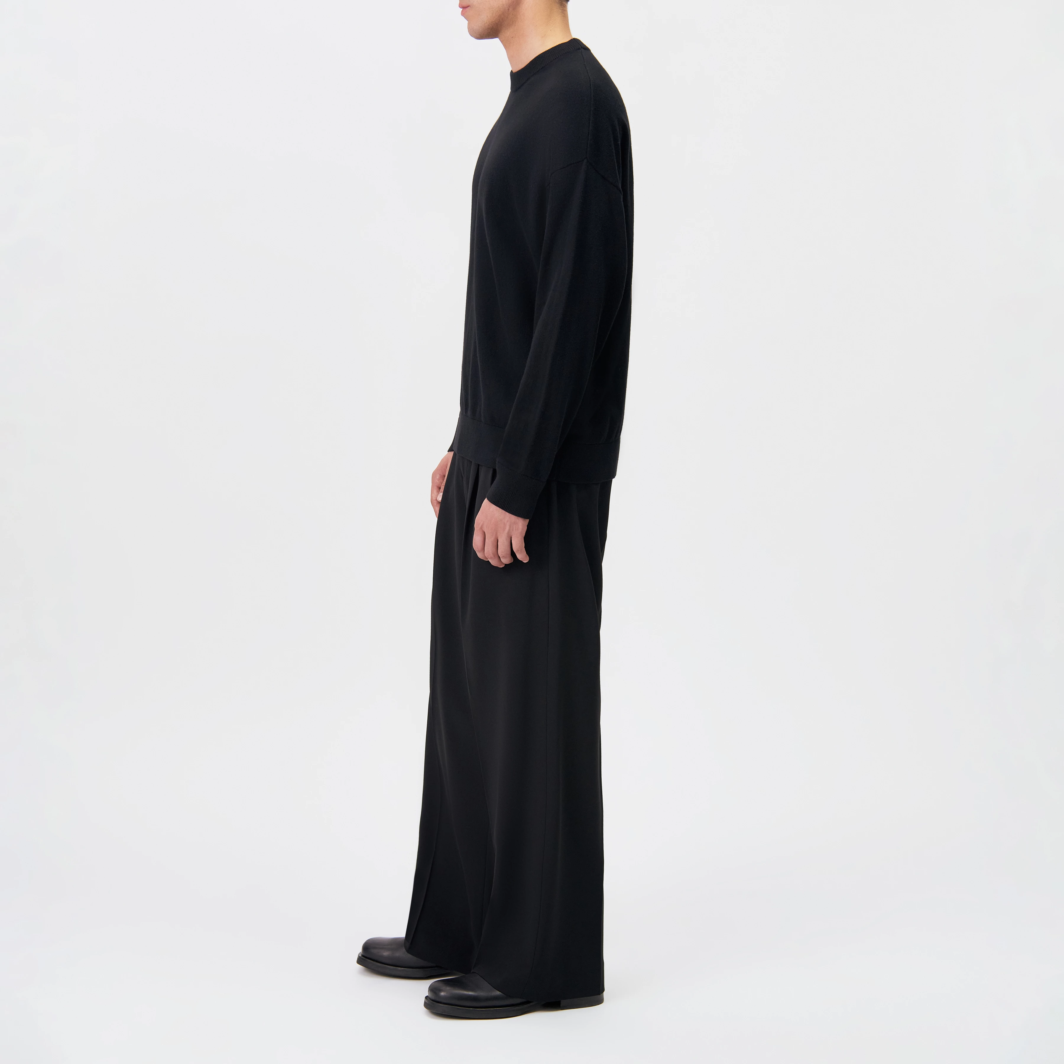 VALDRIK - Crew neck boxy fit jumper - men - black - Seitenansicht