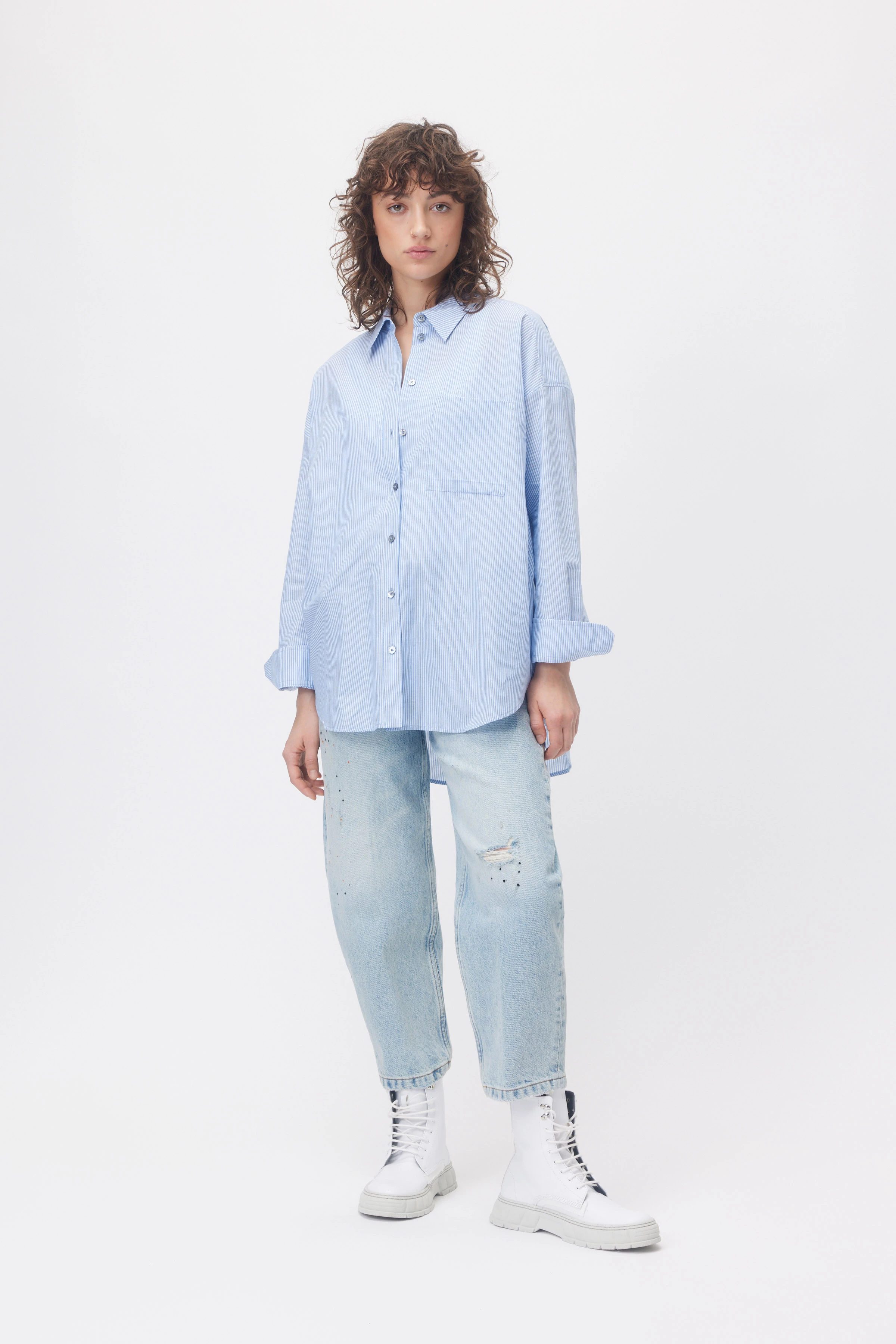 AAKE - katoen popeline overhemd blouse - dames - blauw - Ganzkörper-Frontansicht