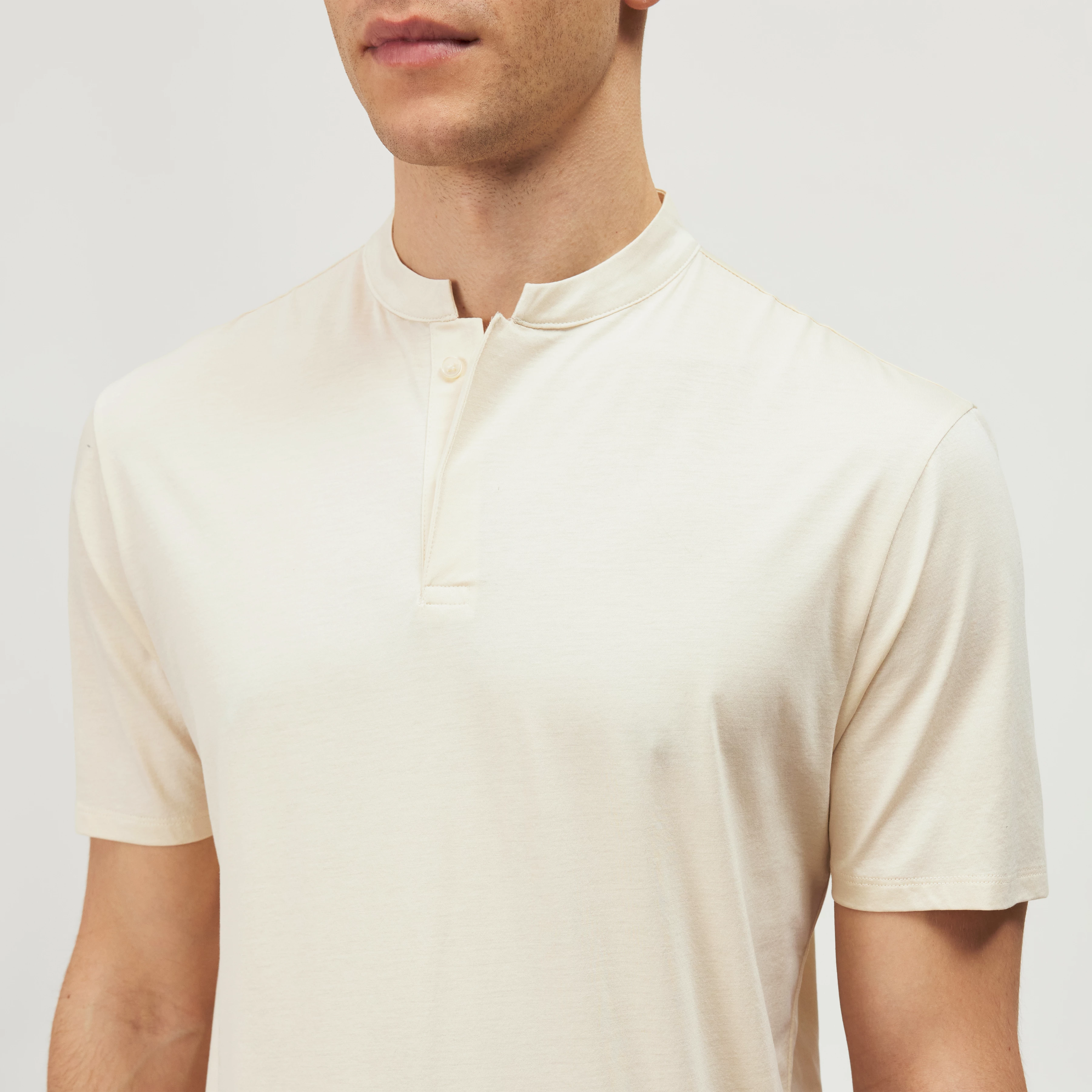 LOUIS - T-shirt with button placket in blended cotton modal - men - beige - Detailansicht am Model