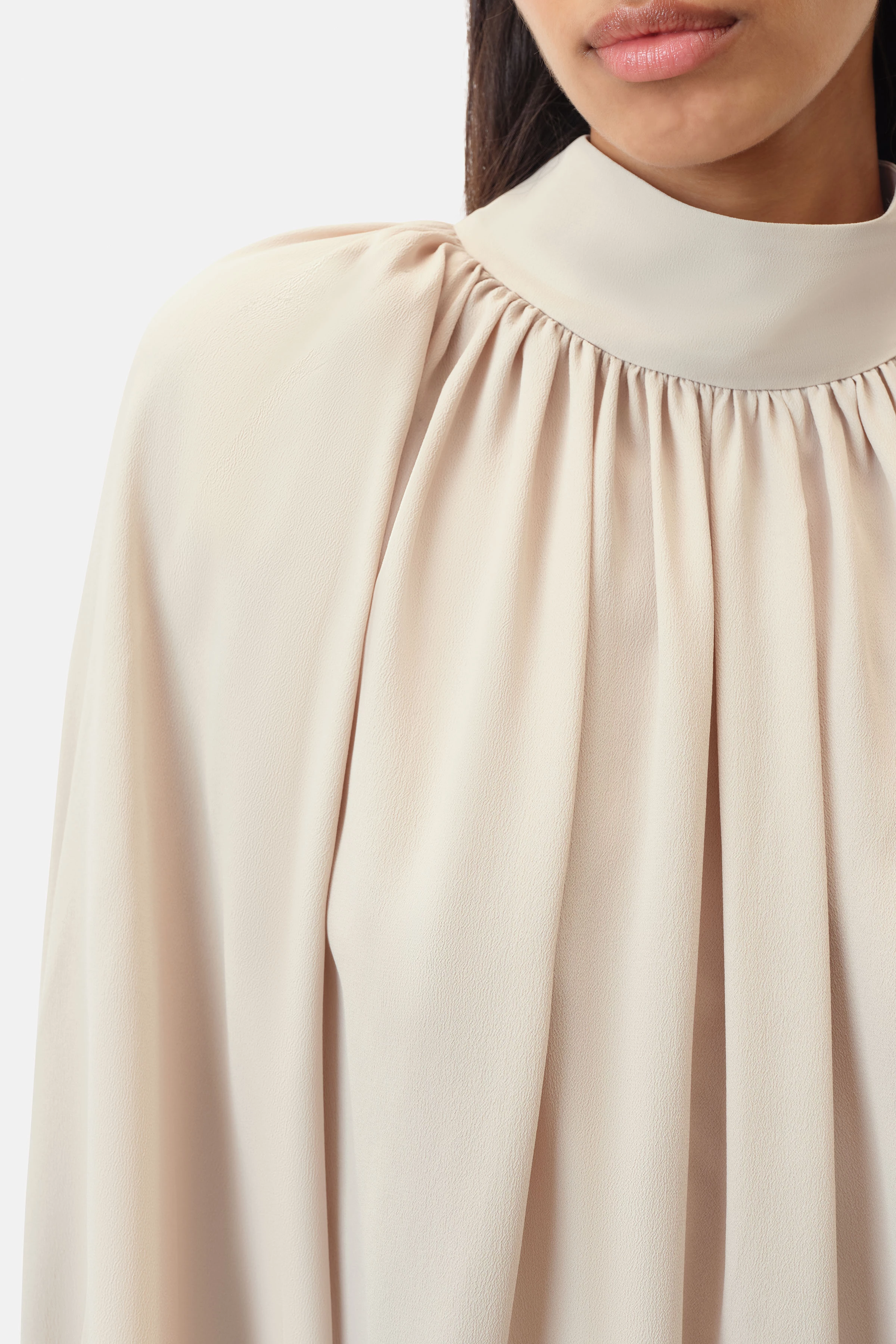 DUMONDA - Boho-Bluse mit Stehkragen in fließendem Seidenmix - Damen - beige - Seitenansicht