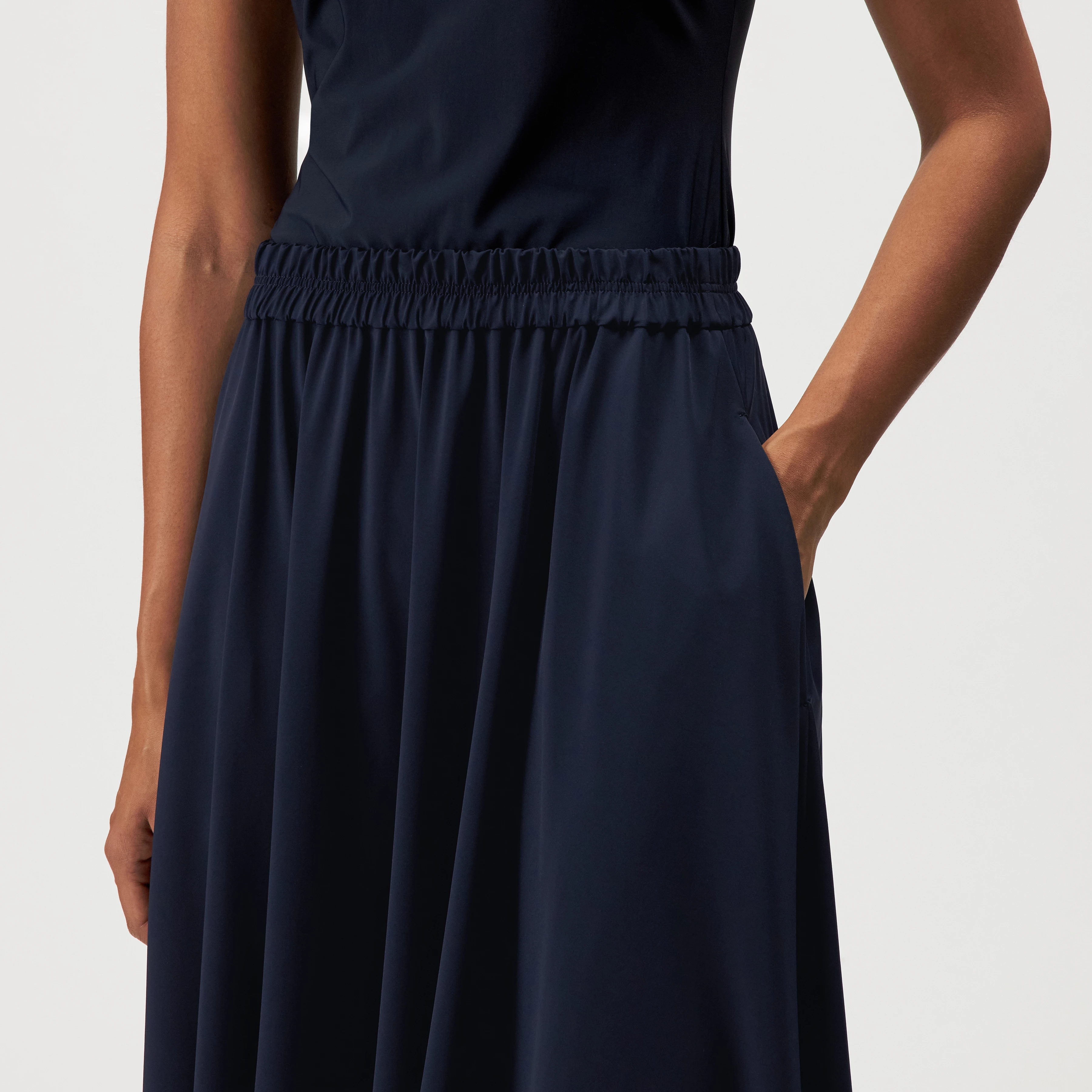 QERIME - Jupe évasée en jersey - women - bleu - Detailansicht am Model